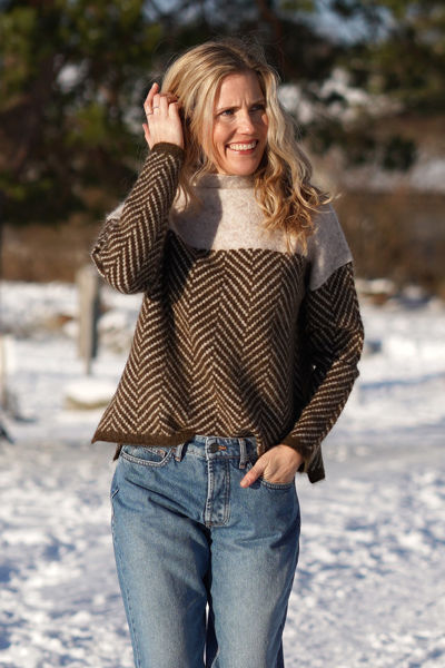 Turtleneck Sweater Women with Chevron Pattern and Contrasts