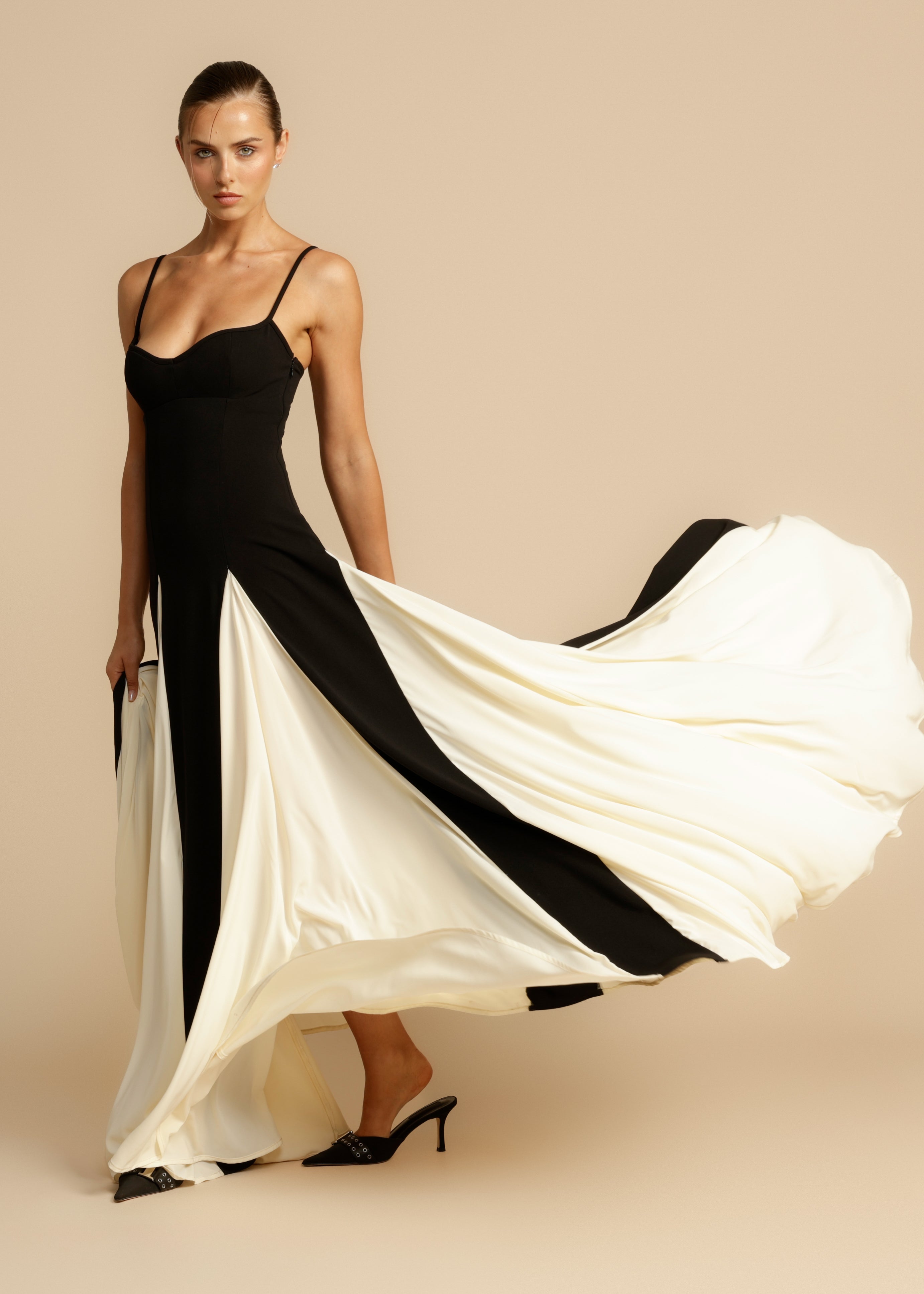 Elegant evening dress black-white – floor-length ball gown with spaghetti straps & A-line cut