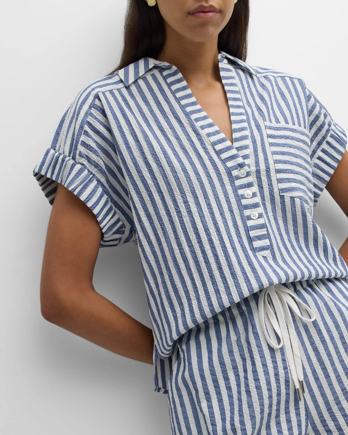 2025 Sommer Kurzärmliges V-Ausschnitt Gestreiftes Blau/Weiß Gestreiftes Shorts-Set für den täglichen Büro-Casual-Look für Frauen