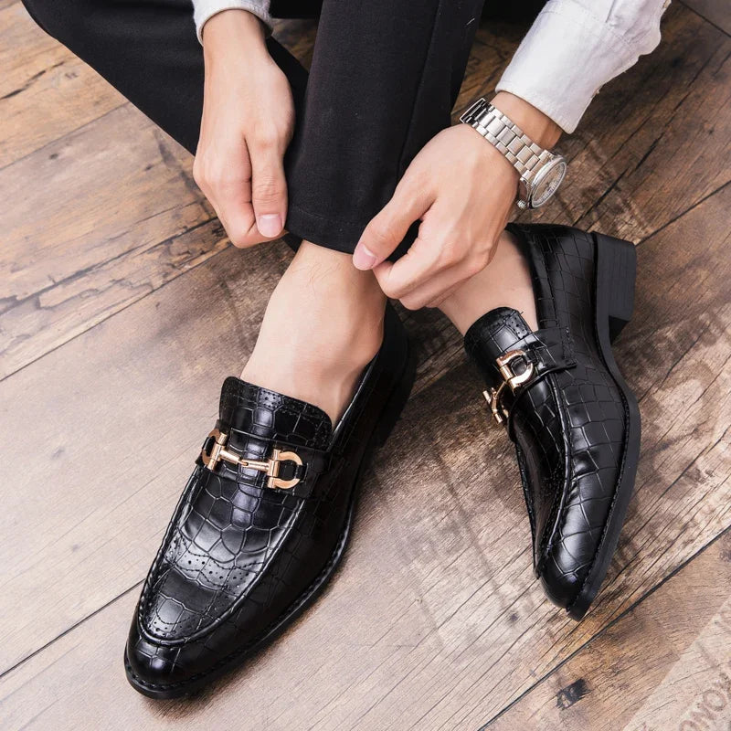 Elegante Herren Loafer aus schwarzem Lackleder – Designer-Slipper mit Metallschnalle & spitzer Zehenform | Business- & Abendmode zum Hineinschlüpfen