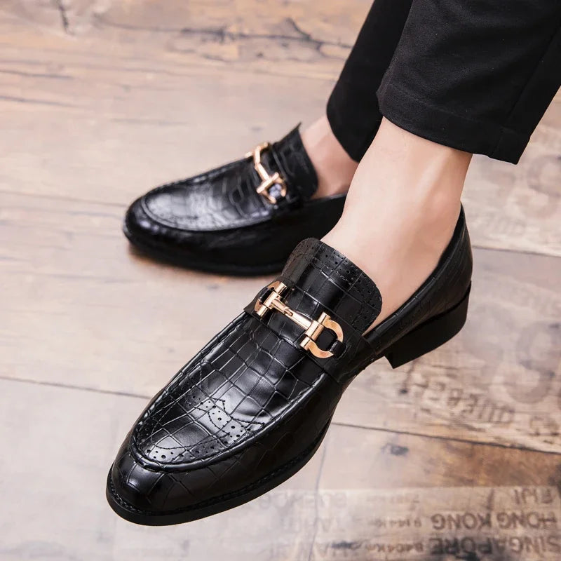 Elegante Herren Loafer aus schwarzem Lackleder – Designer-Slipper mit Metallschnalle & spitzer Zehenform | Business- & Abendmode zum Hineinschlüpfen