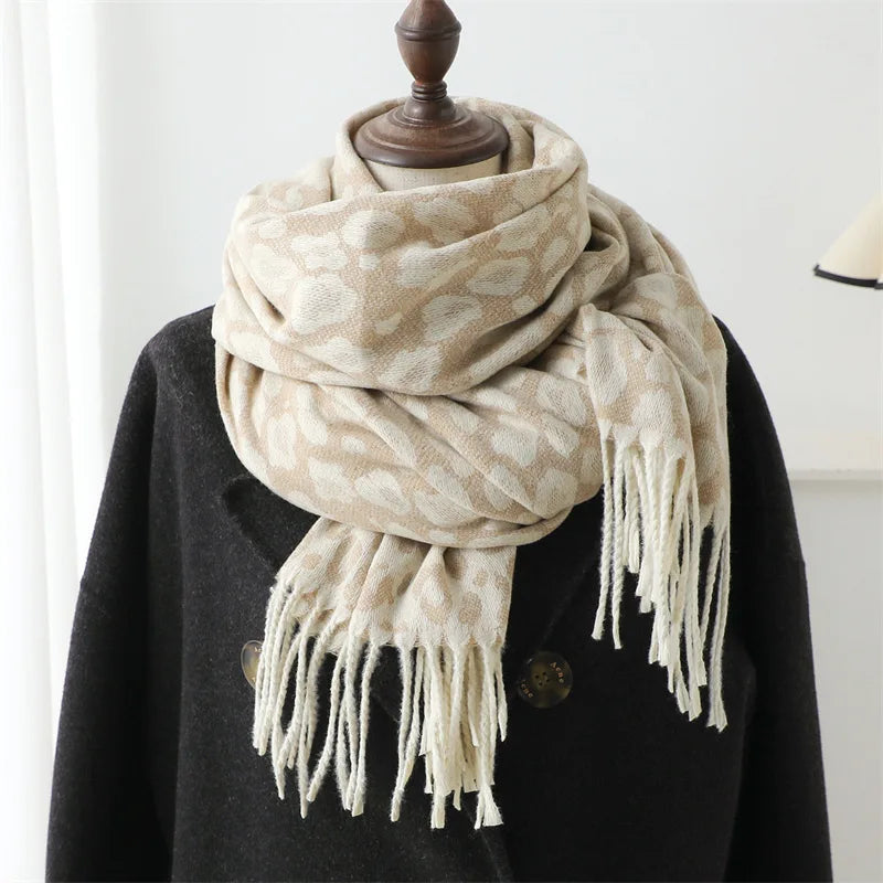 Luxuriöser Leopardenschal – Warmer Herbst-Winter-Schal mit Kaschmir-Look und Fransen
