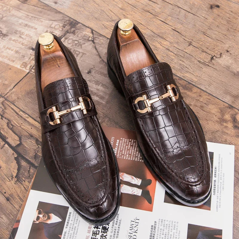 Elegante Herren Loafer aus schwarzem Lackleder – Designer-Slipper mit Metallschnalle & spitzer Zehenform | Business- & Abendmode zum Hineinschlüpfen
