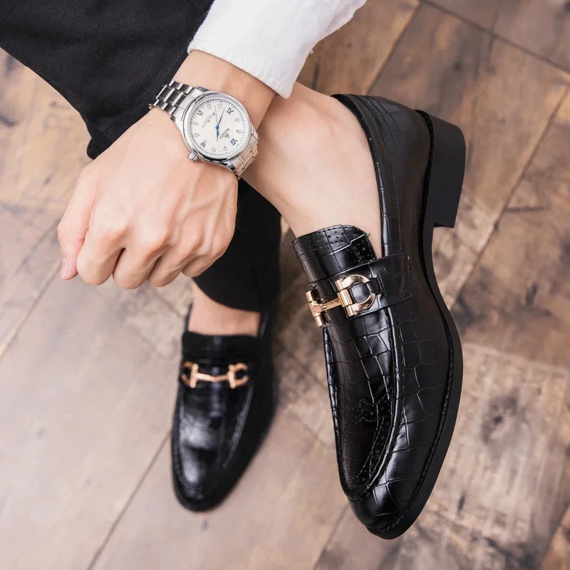 Elegante Herren Loafer aus schwarzem Lackleder – Designer-Slipper mit Metallschnalle & spitzer Zehenform | Business- & Abendmode zum Hineinschlüpfen