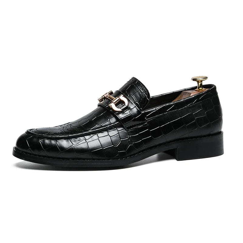 Elegante Herren Loafer aus schwarzem Lackleder – Designer-Slipper mit Metallschnalle & spitzer Zehenform | Business- & Abendmode zum Hineinschlüpfen