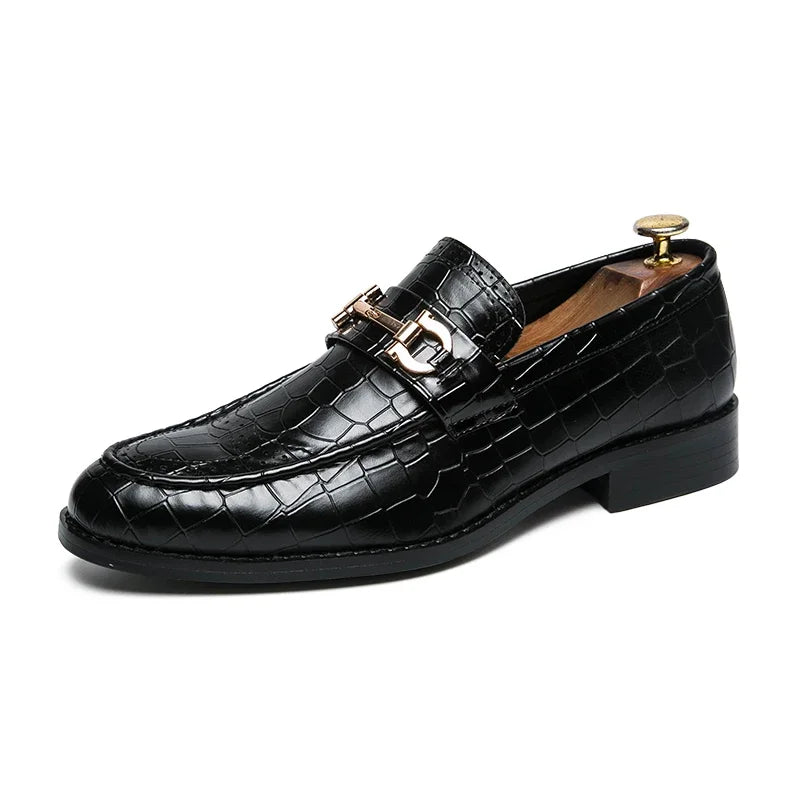 Elegante Herren Loafer aus schwarzem Lackleder – Designer-Slipper mit Metallschnalle & spitzer Zehenform | Business- & Abendmode zum Hineinschlüpfen