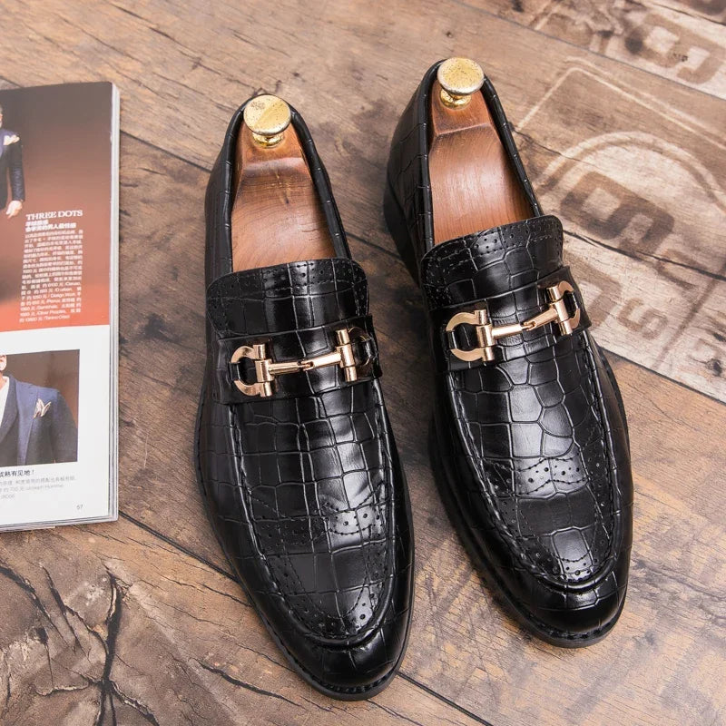 Elegante Herren Loafer aus schwarzem Lackleder – Designer-Slipper mit Metallschnalle & spitzer Zehenform | Business- & Abendmode zum Hineinschlüpfen