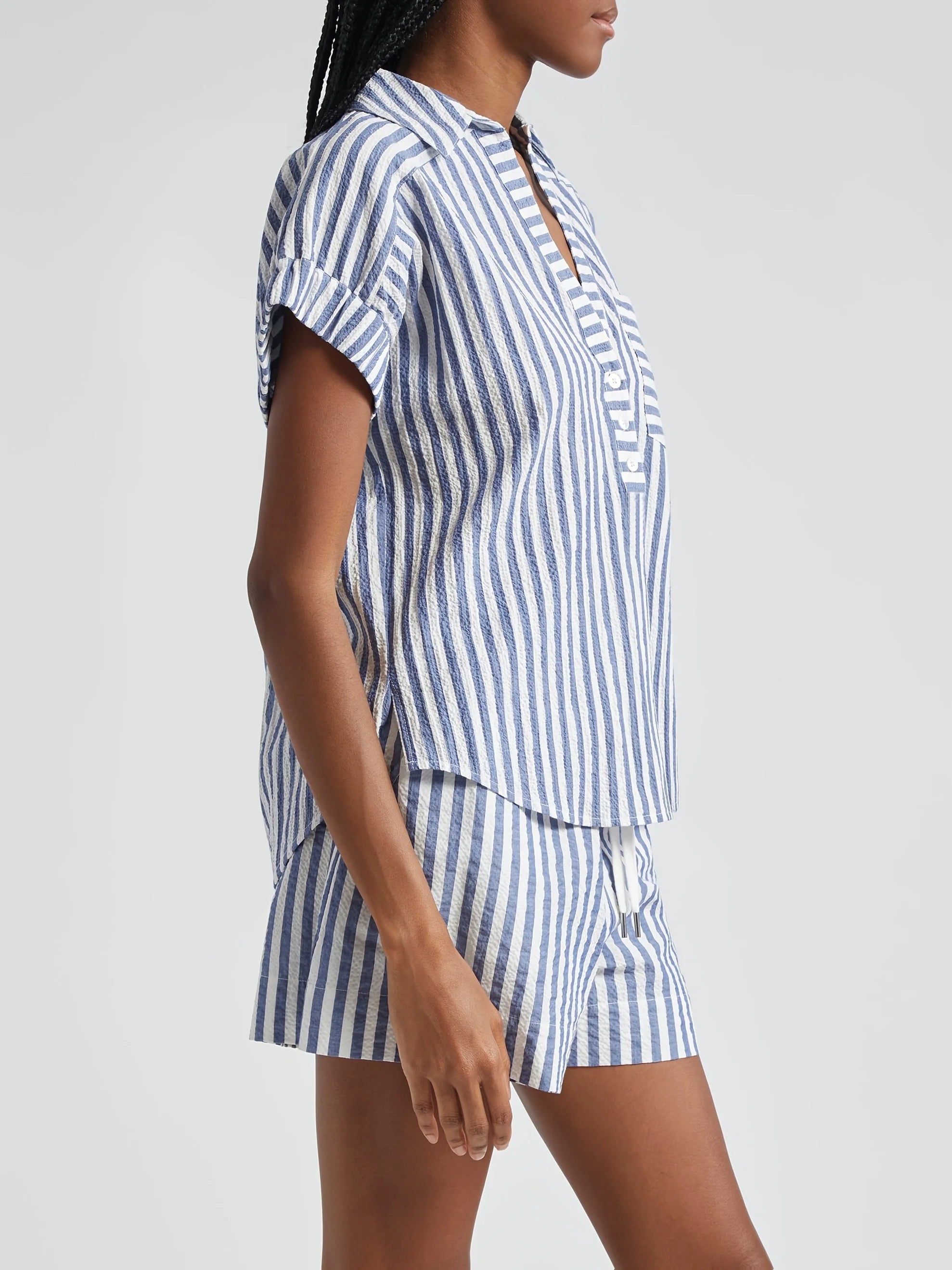 2025 Sommer Kurzärmliges V-Ausschnitt Gestreiftes Blau/Weiß Gestreiftes Shorts-Set für den täglichen Büro-Casual-Look für Frauen