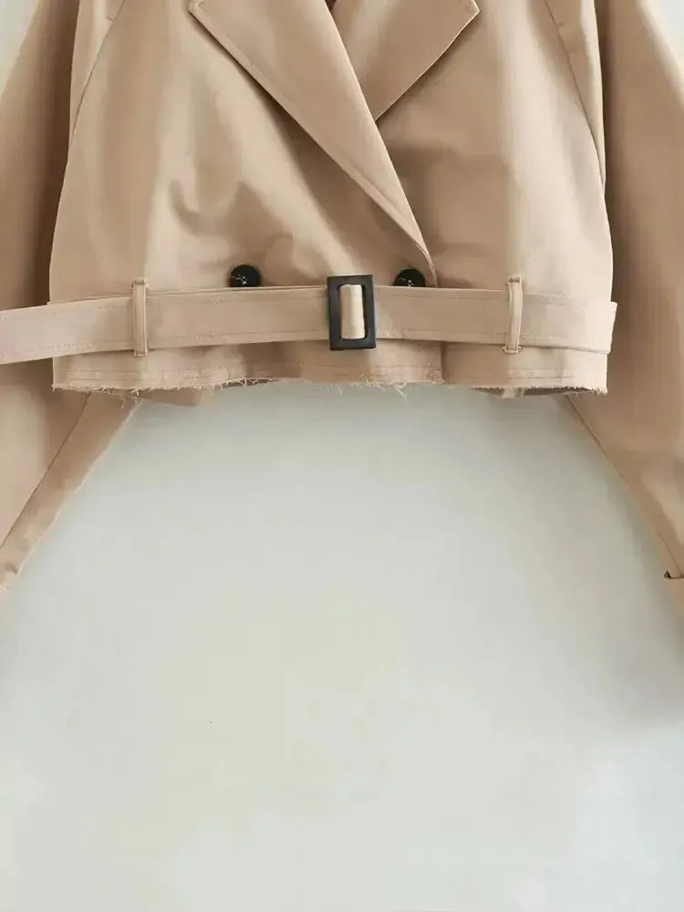 Elegant trench coat in crop style – modern short coat in beige - Liliane