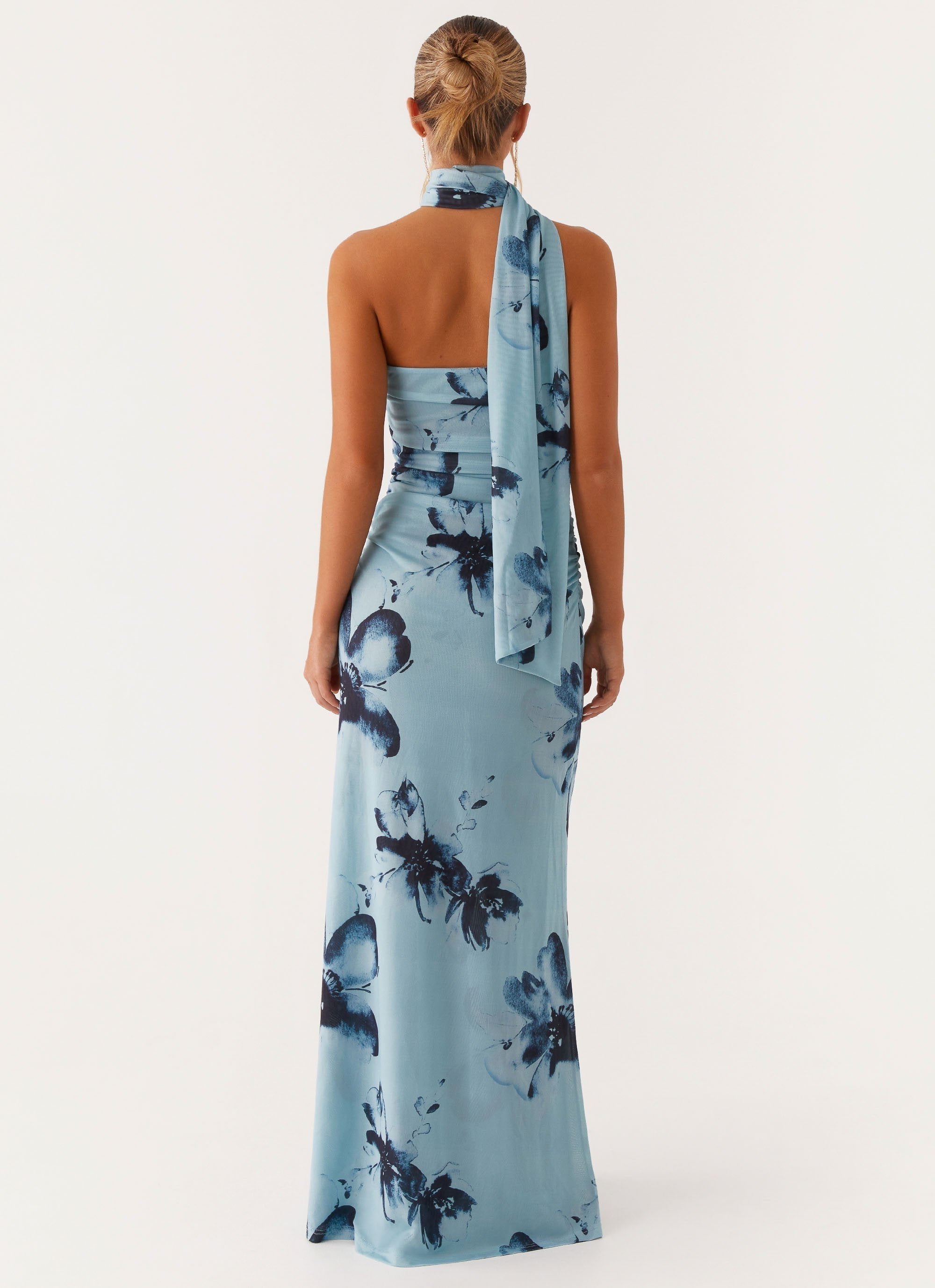 Off-shoulder floral dress long – elegant summer dress with halter neck & figure-hugging cut in blue