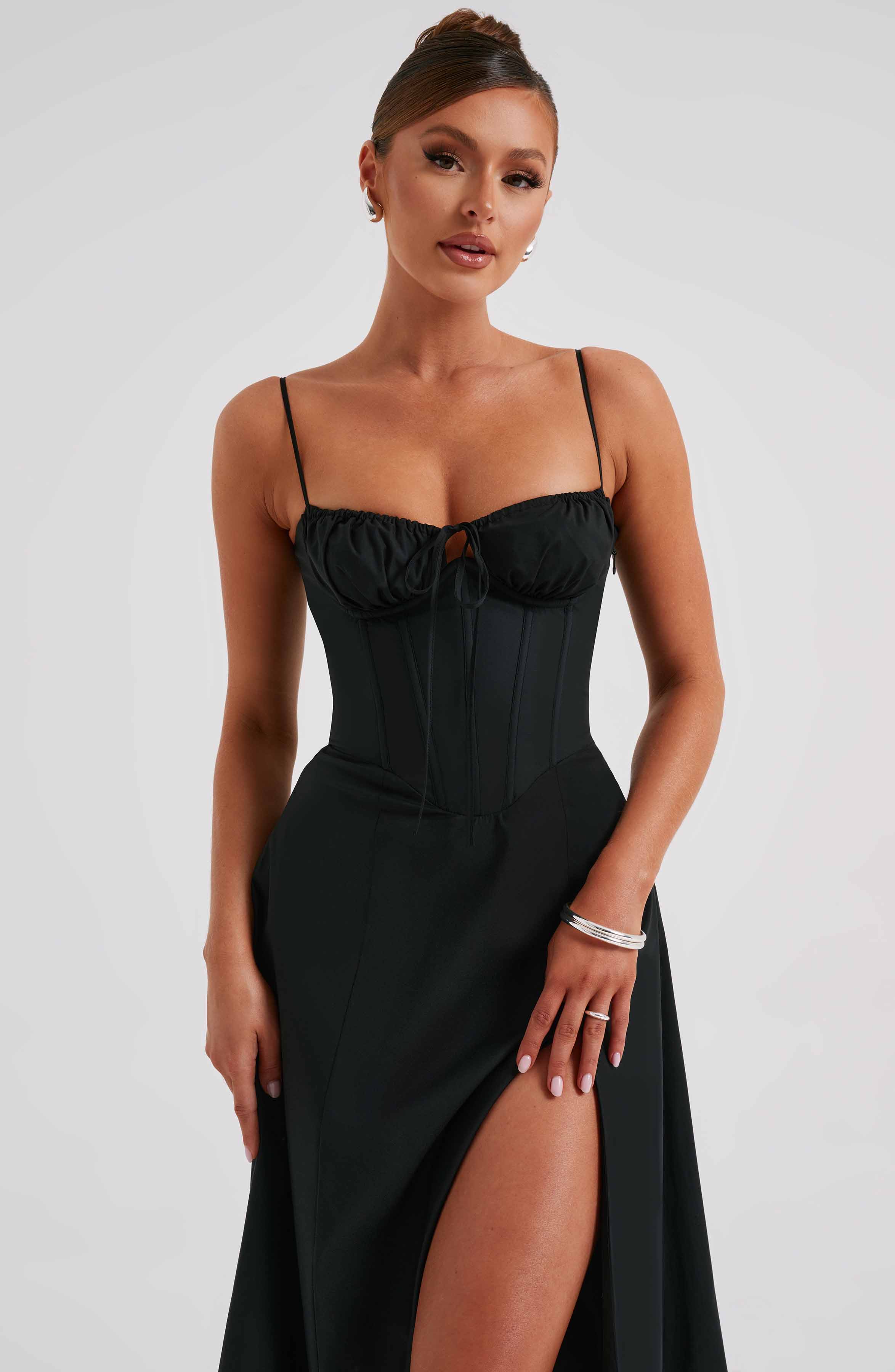 Elegantes Midi-Kleid mit floralen Mustern und Taillierung