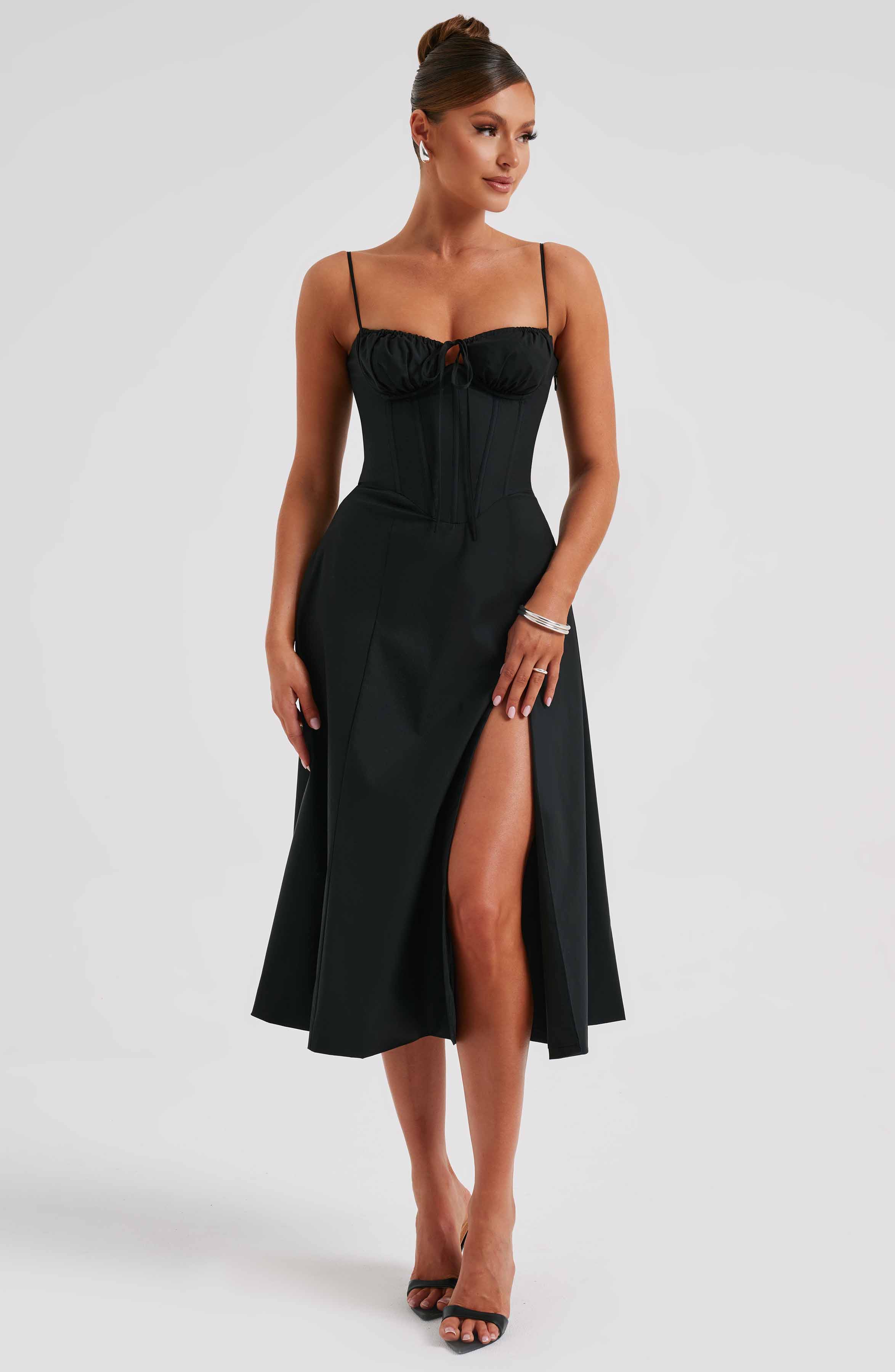 Elegantes Midi-Kleid mit floralen Mustern und Taillierung