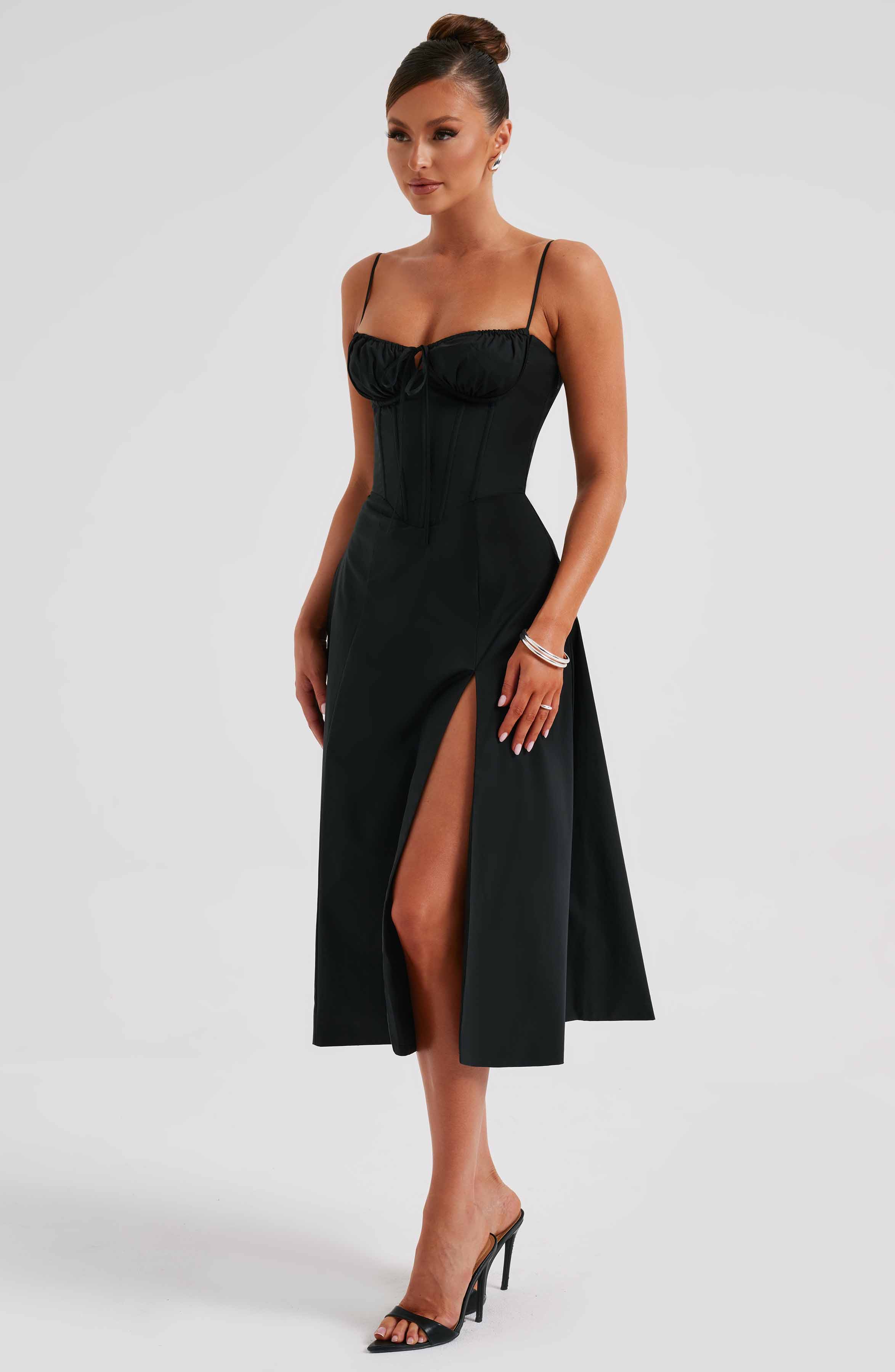 Elegantes Midi-Kleid mit floralen Mustern und Taillierung