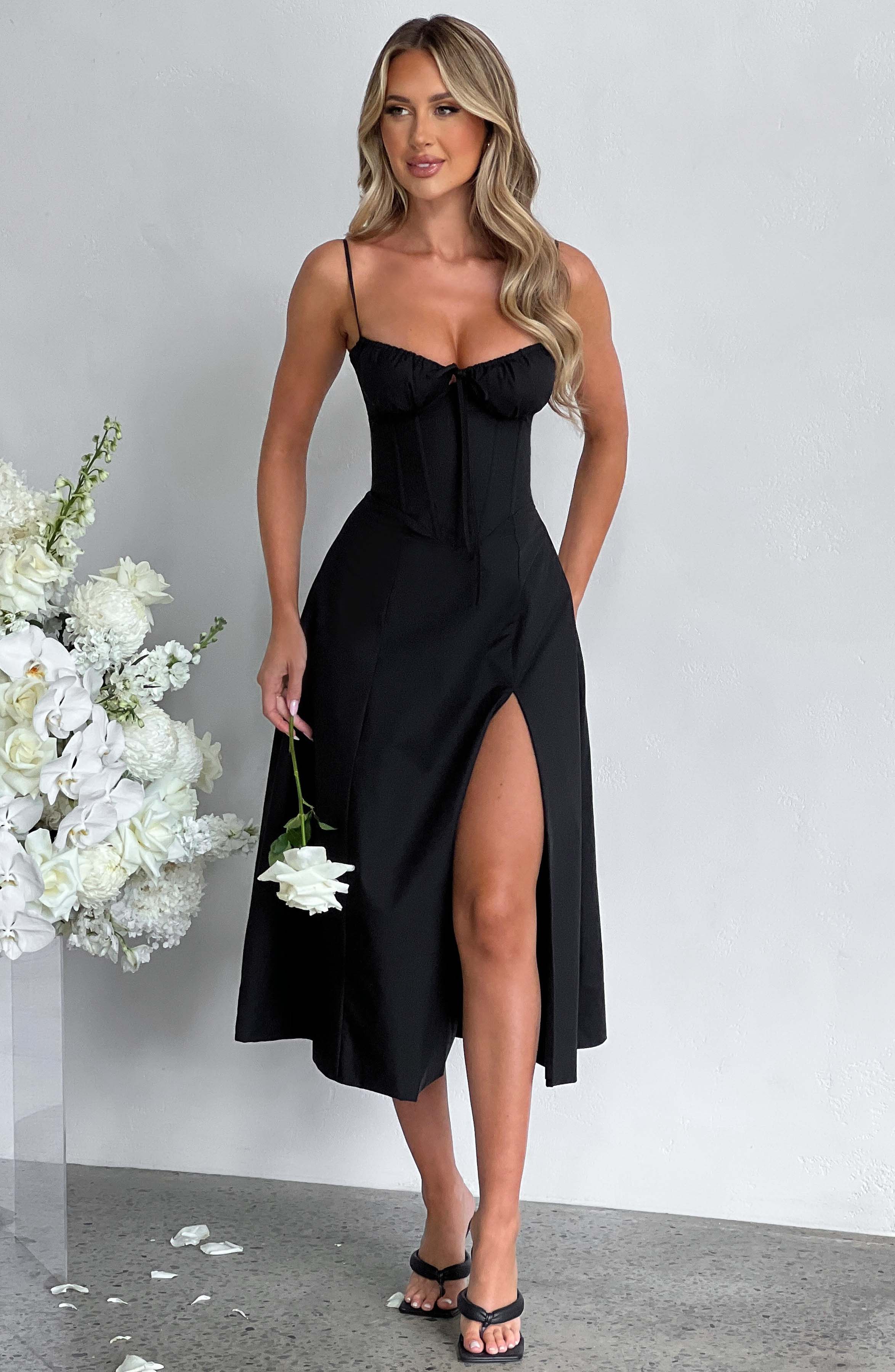 Elegantes Midi-Kleid mit floralen Mustern und Taillierung