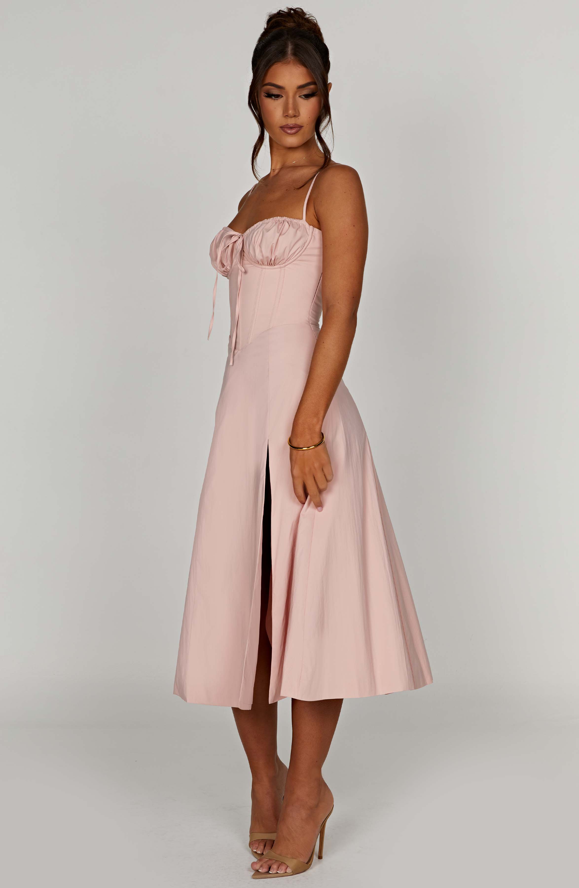 Elegantes Midi-Kleid mit floralen Mustern und Taillierung