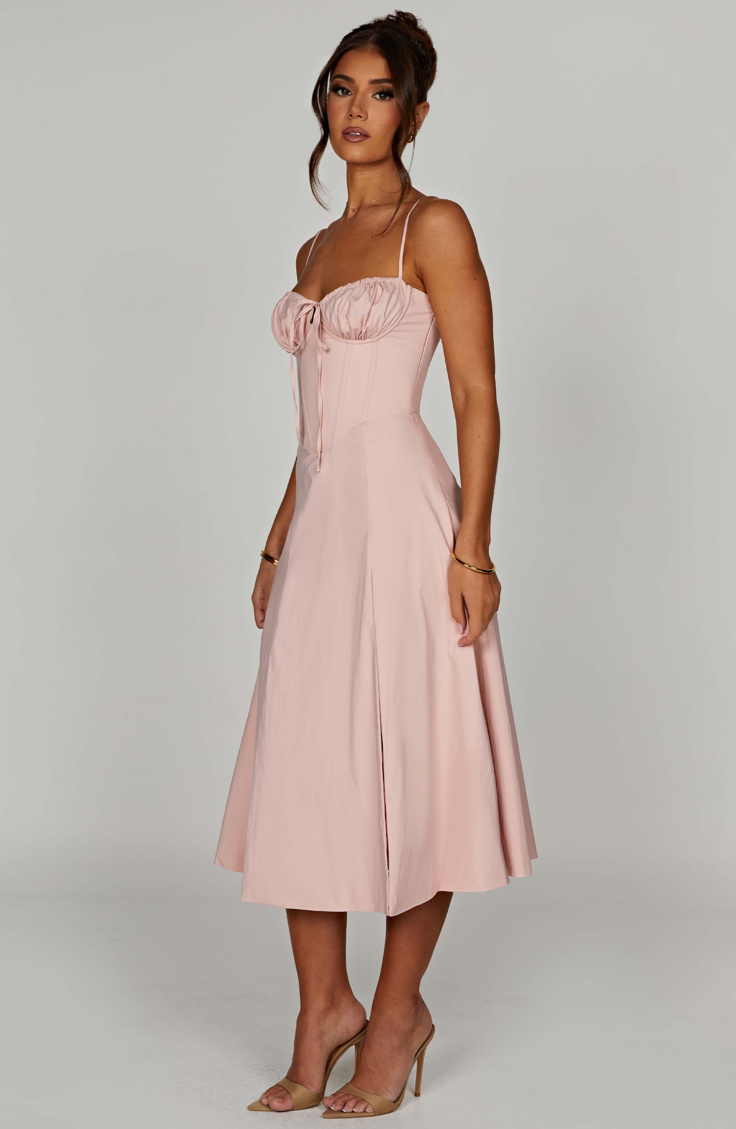 Elegantes Midi-Kleid mit floralen Mustern und Taillierung