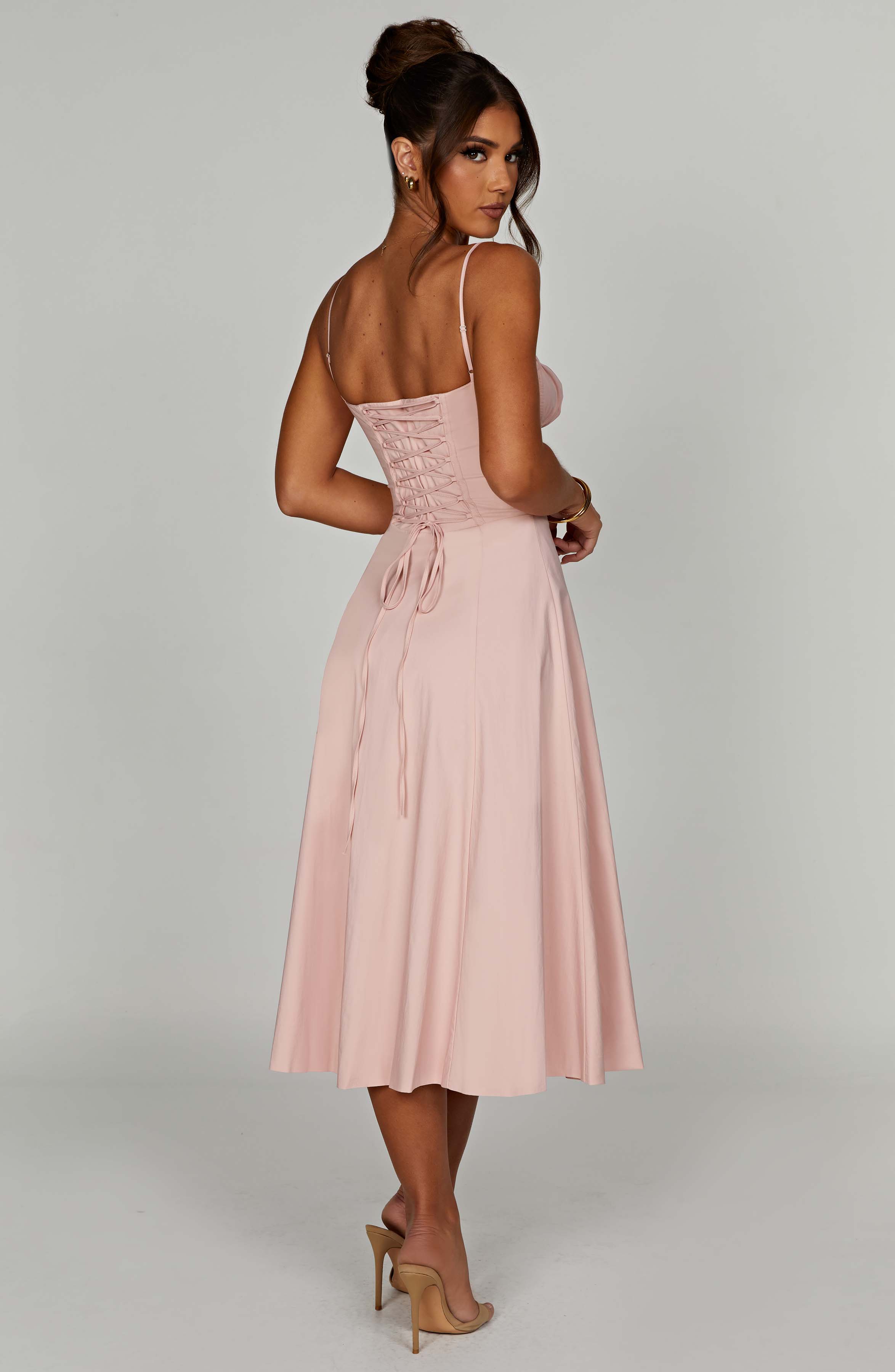 Elegantes Midi-Kleid mit floralen Mustern und Taillierung