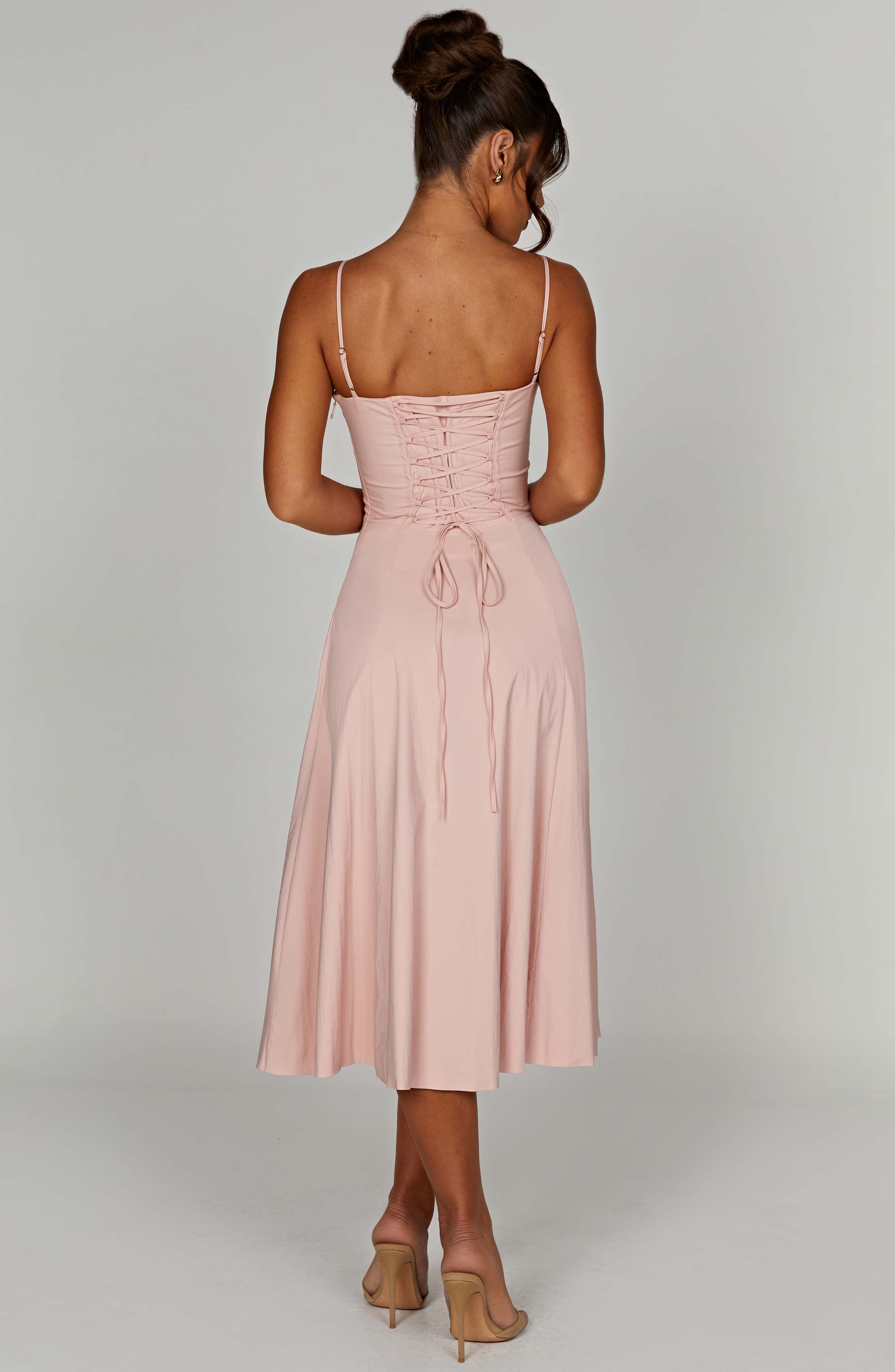 Elegantes Midi-Kleid mit floralen Mustern und Taillierung