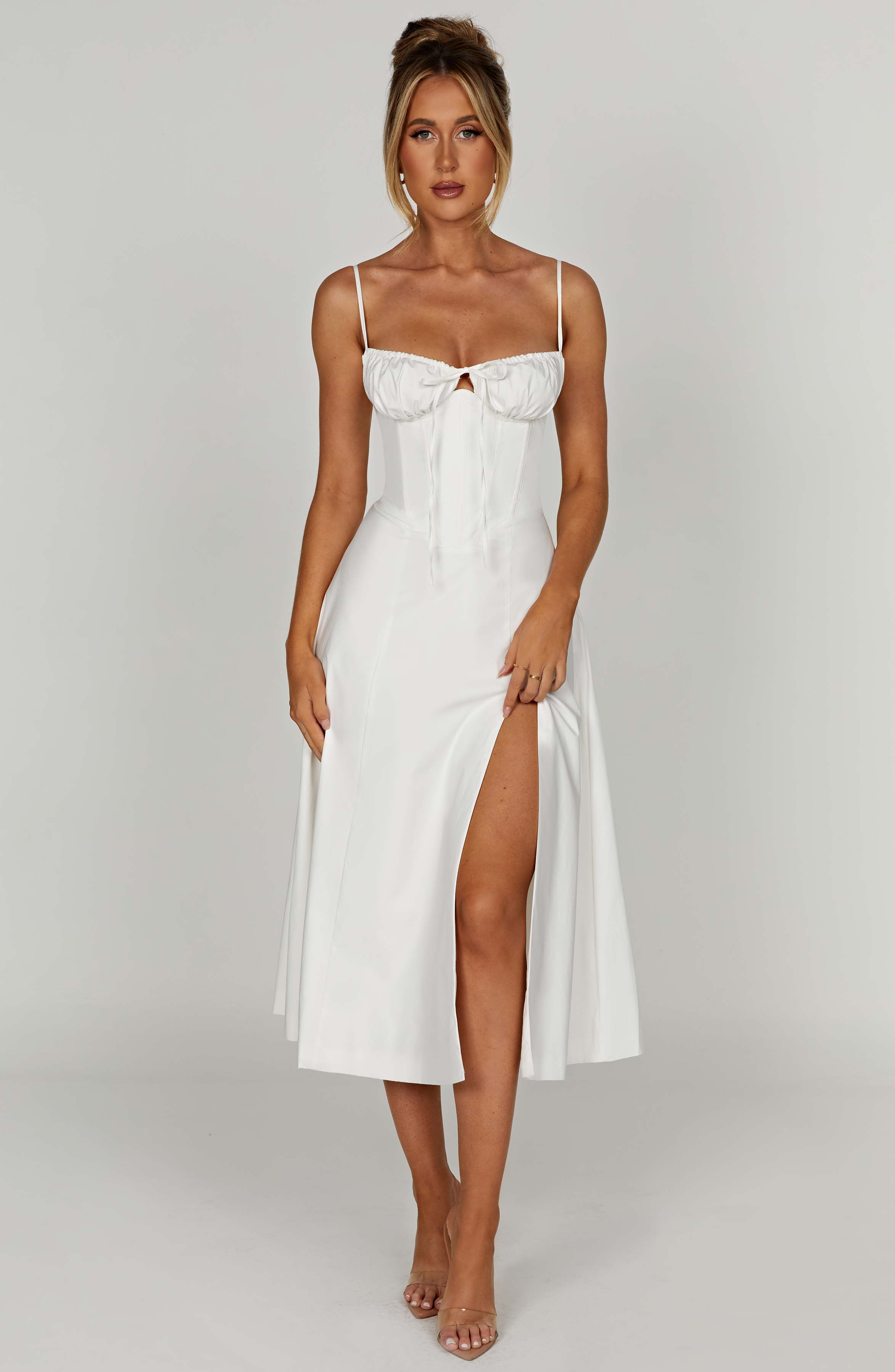 Elegantes Midi-Kleid mit floralen Mustern und Taillierung