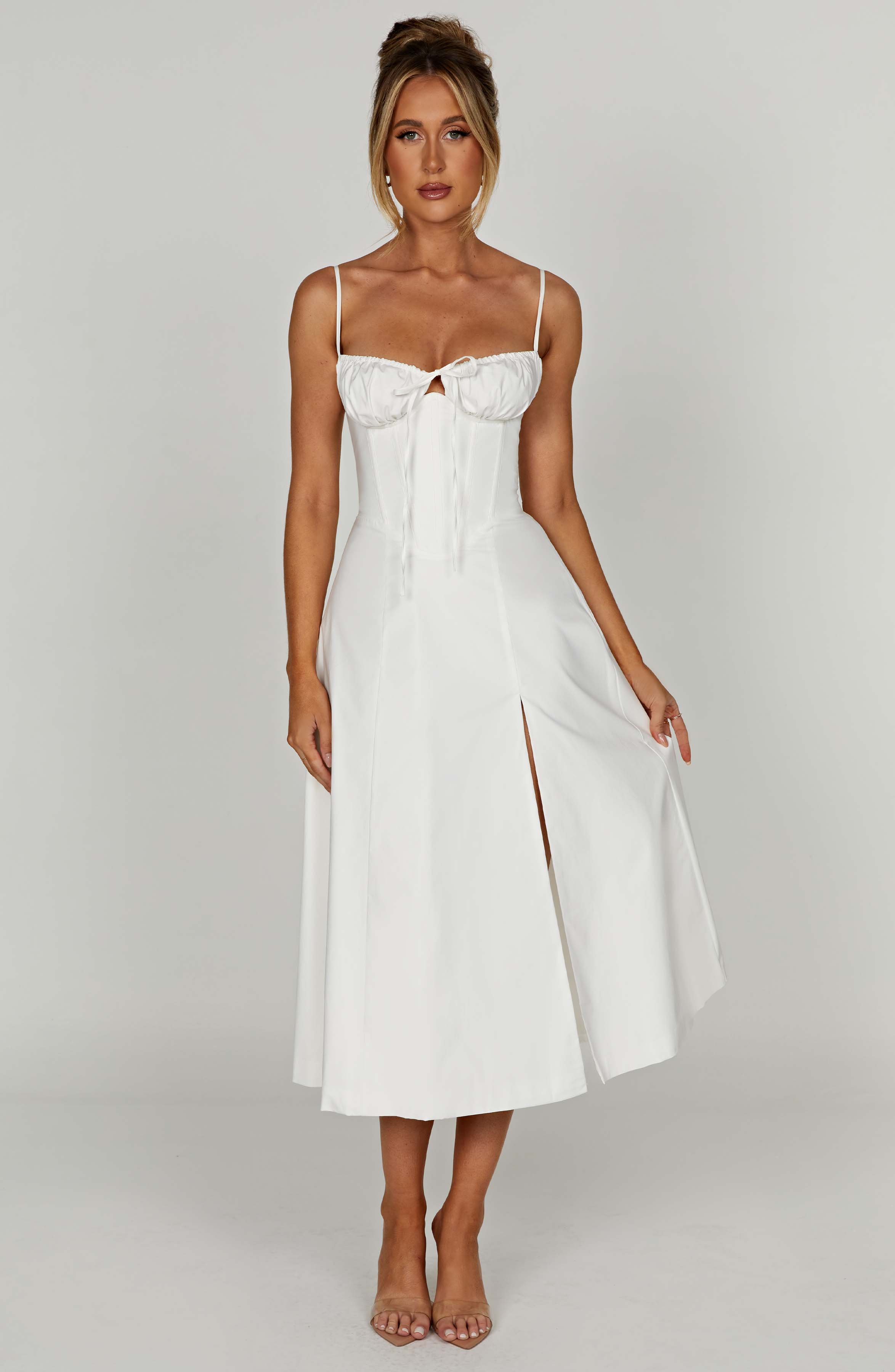 Elegantes Midi-Kleid mit floralen Mustern und Taillierung