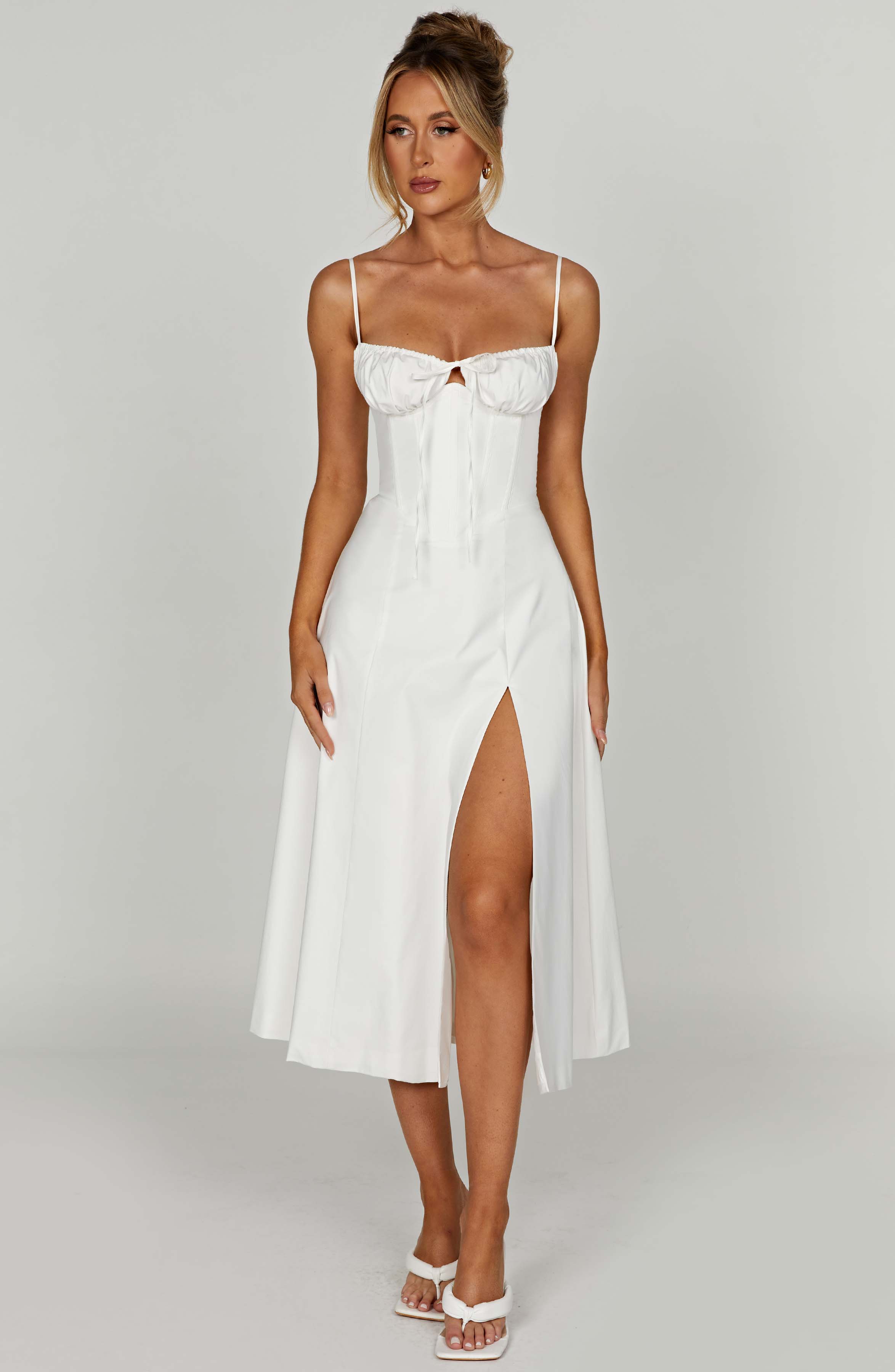 Elegantes Midi-Kleid mit floralen Mustern und Taillierung