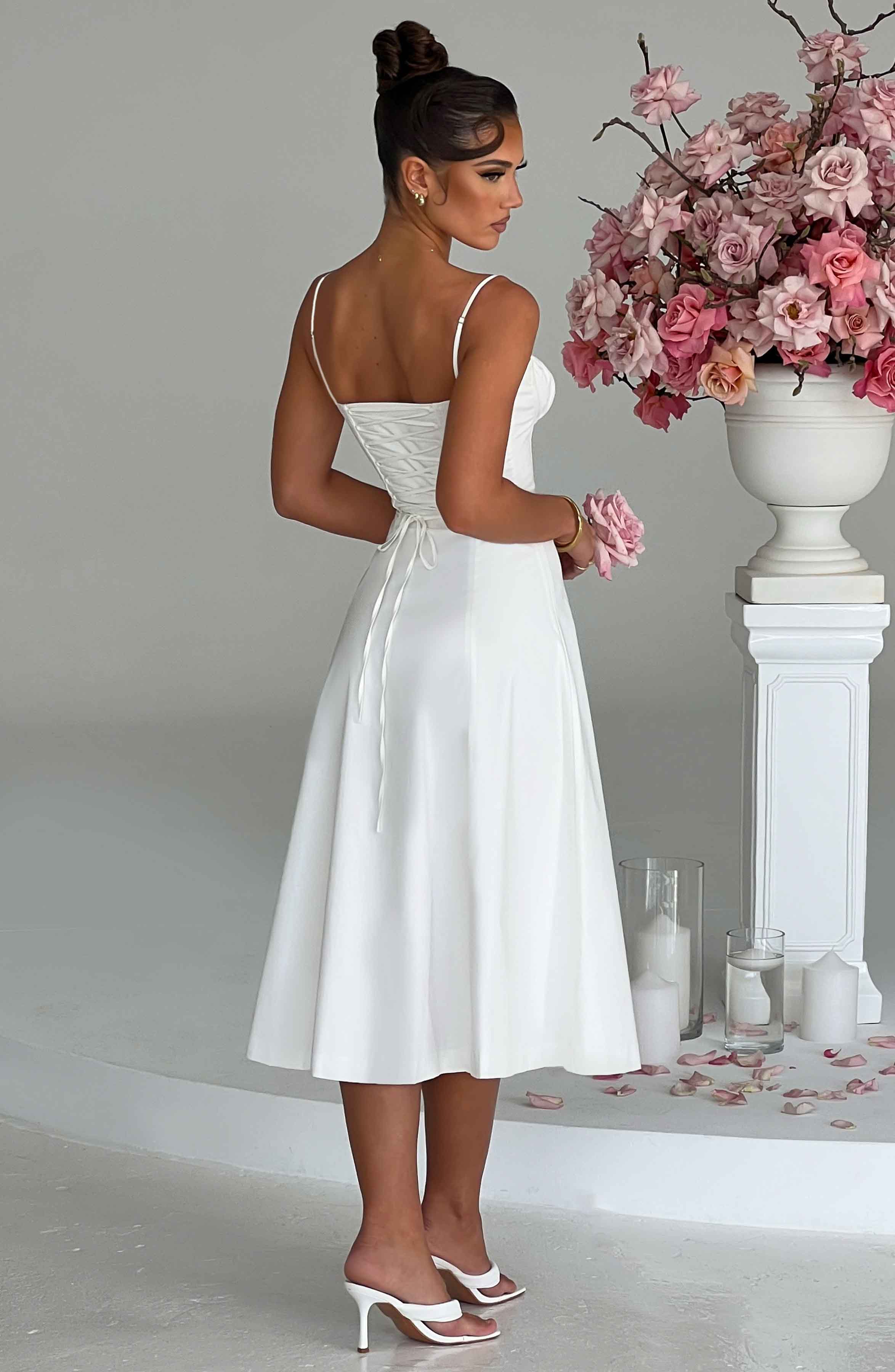 Elegantes Midi-Kleid mit floralen Mustern und Taillierung
