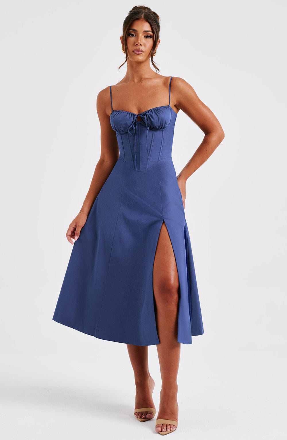 Elegantes Midi-Kleid mit floralen Mustern und Taillierung