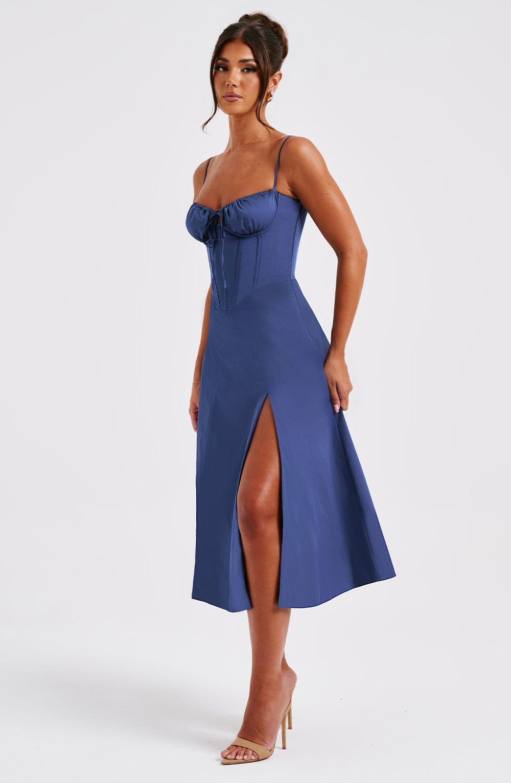 Elegantes Midi-Kleid mit floralen Mustern und Taillierung