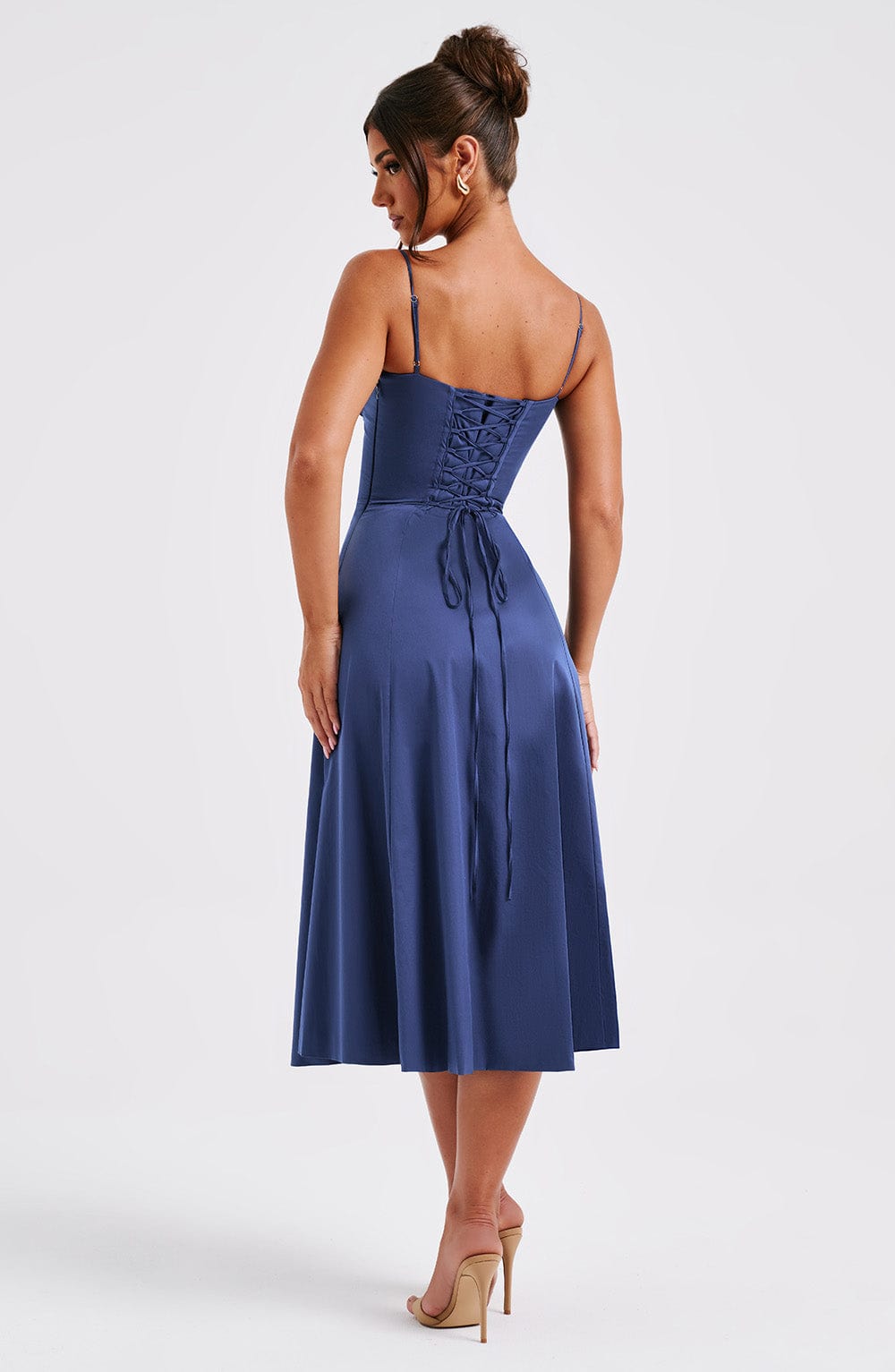 Elegantes Midi-Kleid mit floralen Mustern und Taillierung