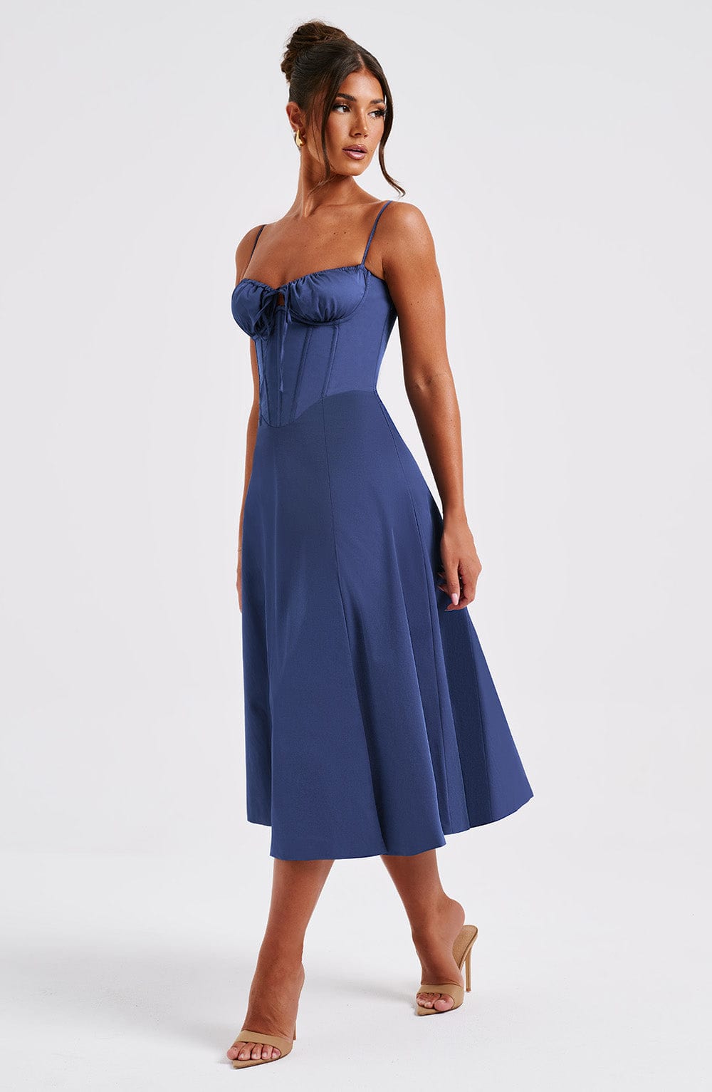Elegantes Midi-Kleid mit floralen Mustern und Taillierung