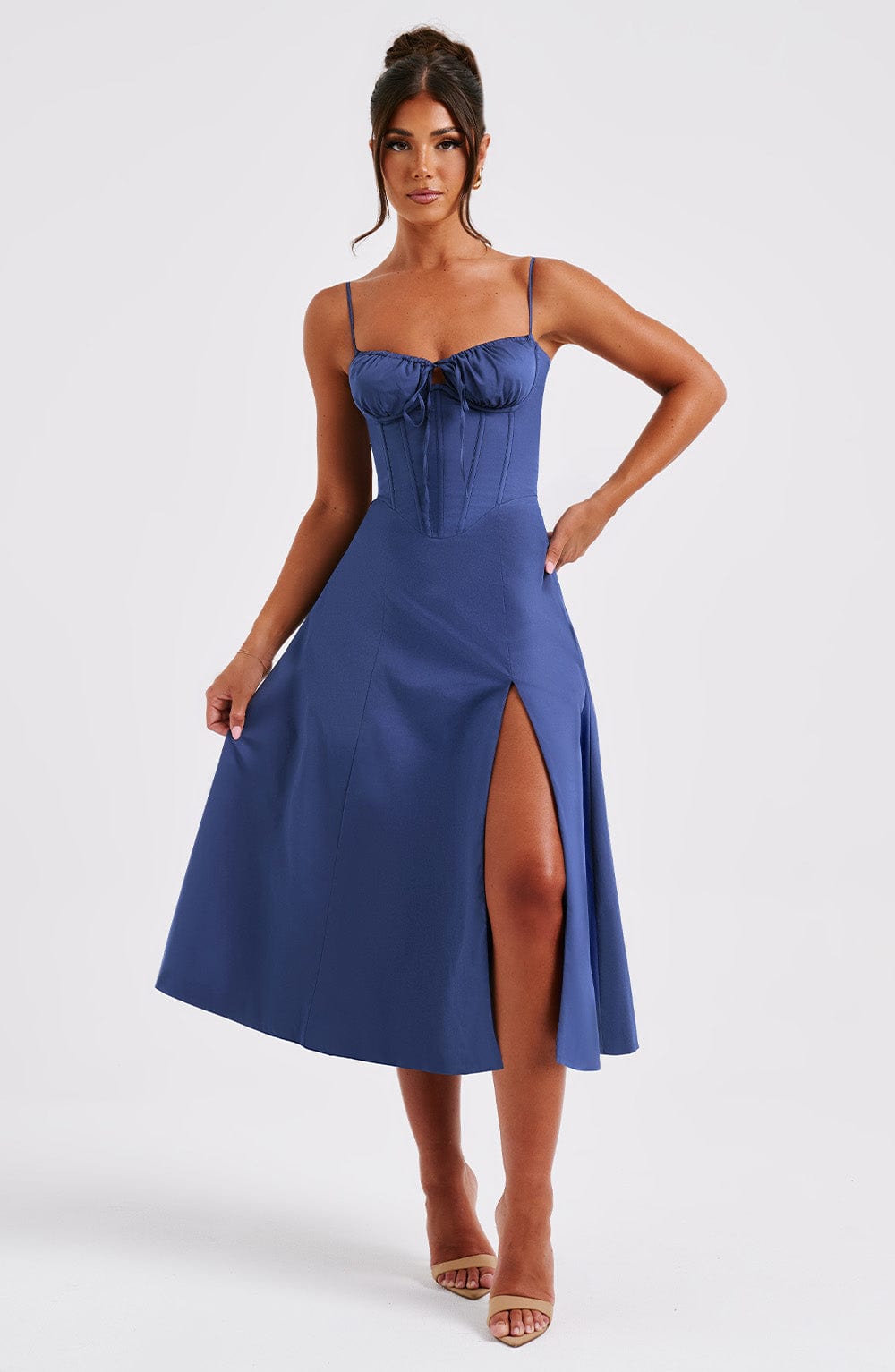 Elegantes Midi-Kleid mit floralen Mustern und Taillierung
