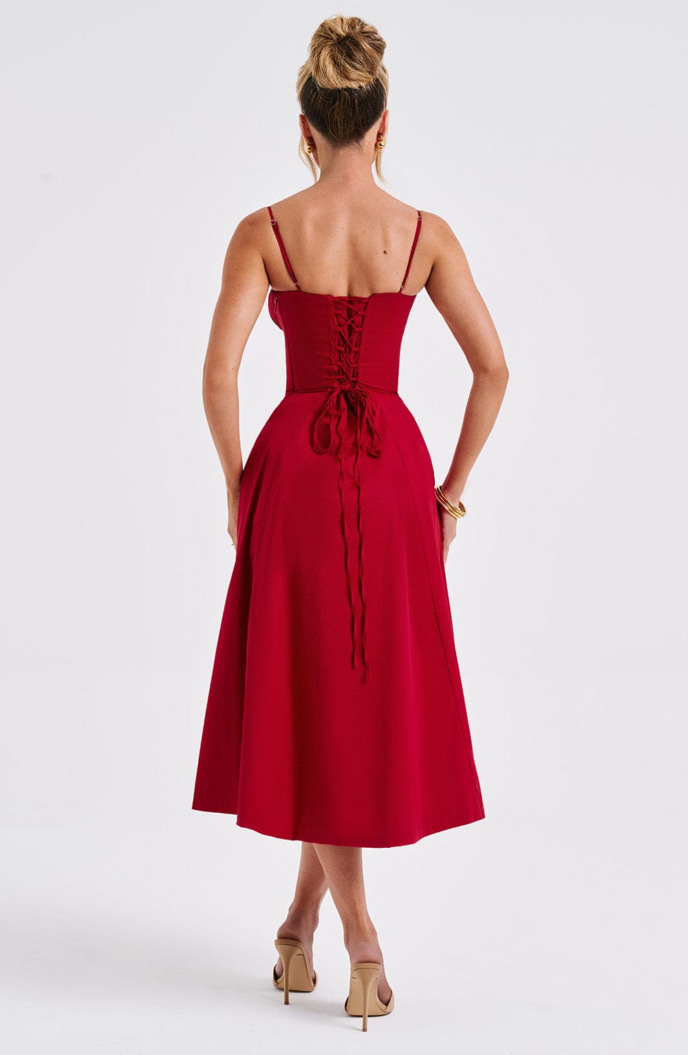 Elegantes Midi-Kleid mit floralen Mustern und Taillierung