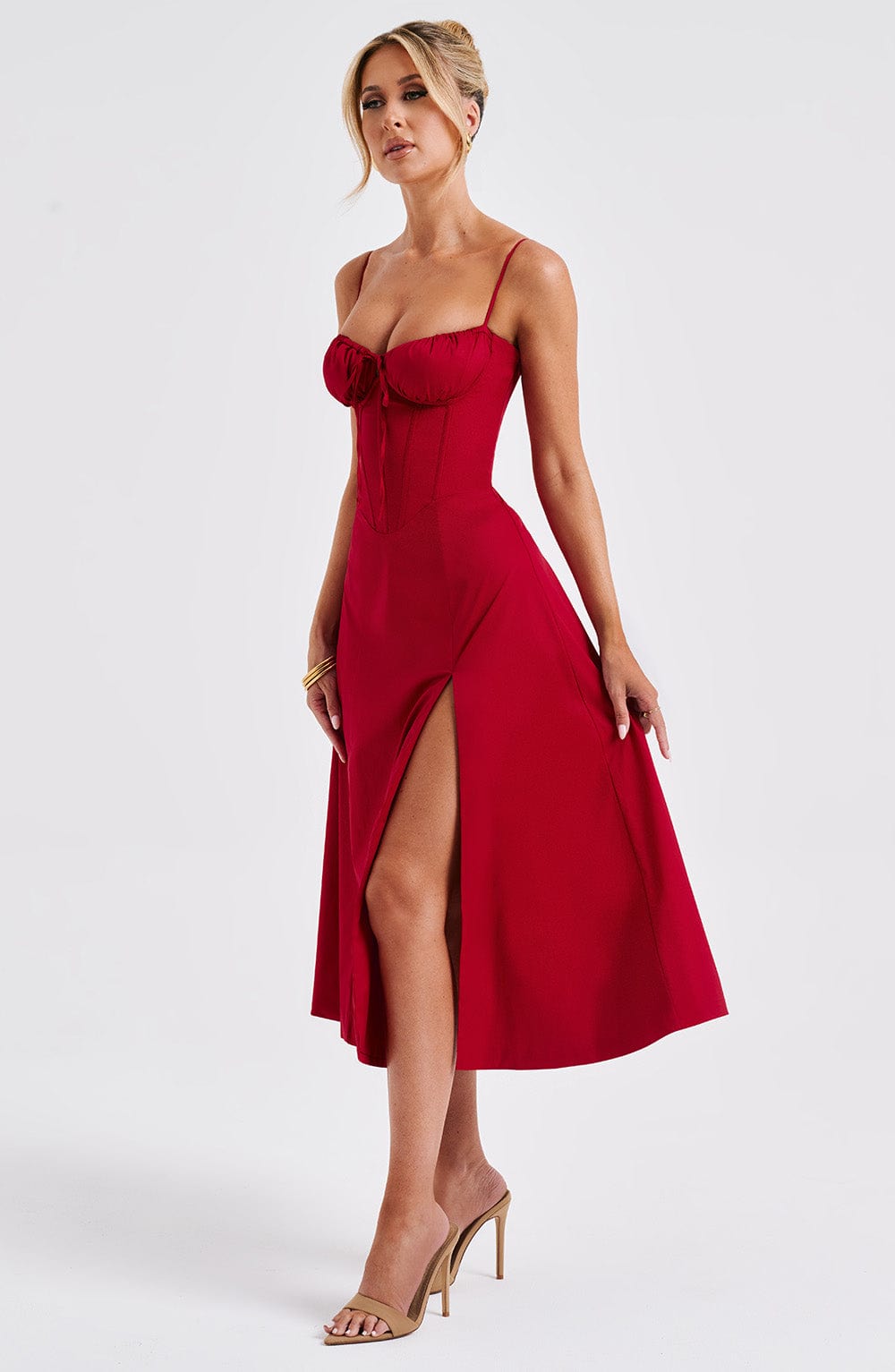 Elegantes Midi-Kleid mit floralen Mustern und Taillierung