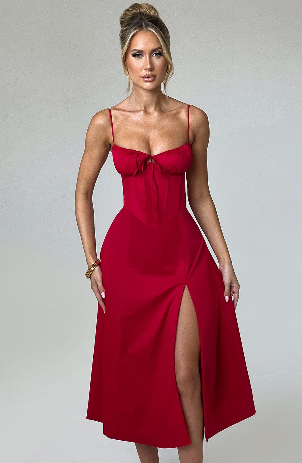 Elegantes Midi-Kleid mit floralen Mustern und Taillierung