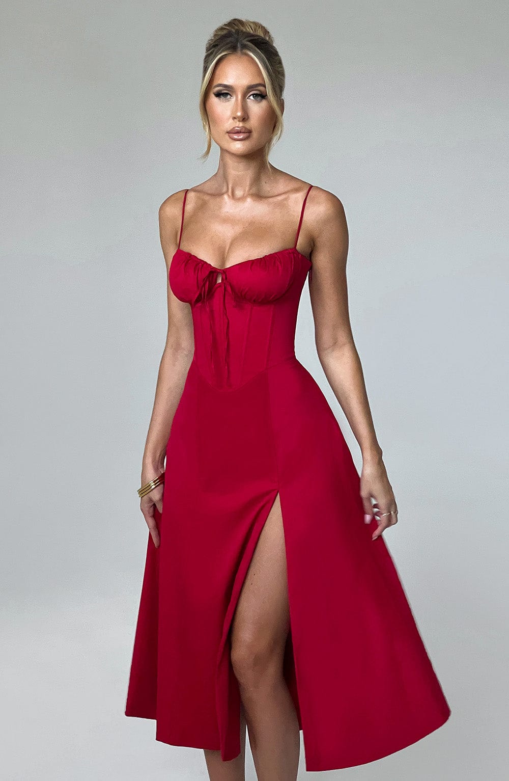 Elegantes Midi-Kleid mit floralen Mustern und Taillierung