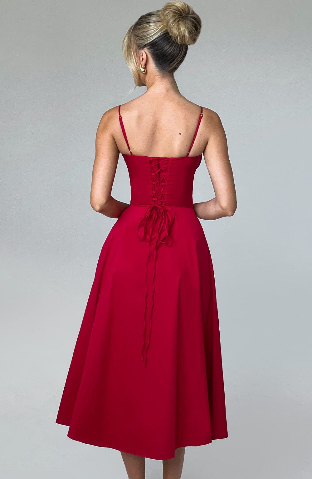 Elegantes Midi-Kleid mit floralen Mustern und Taillierung