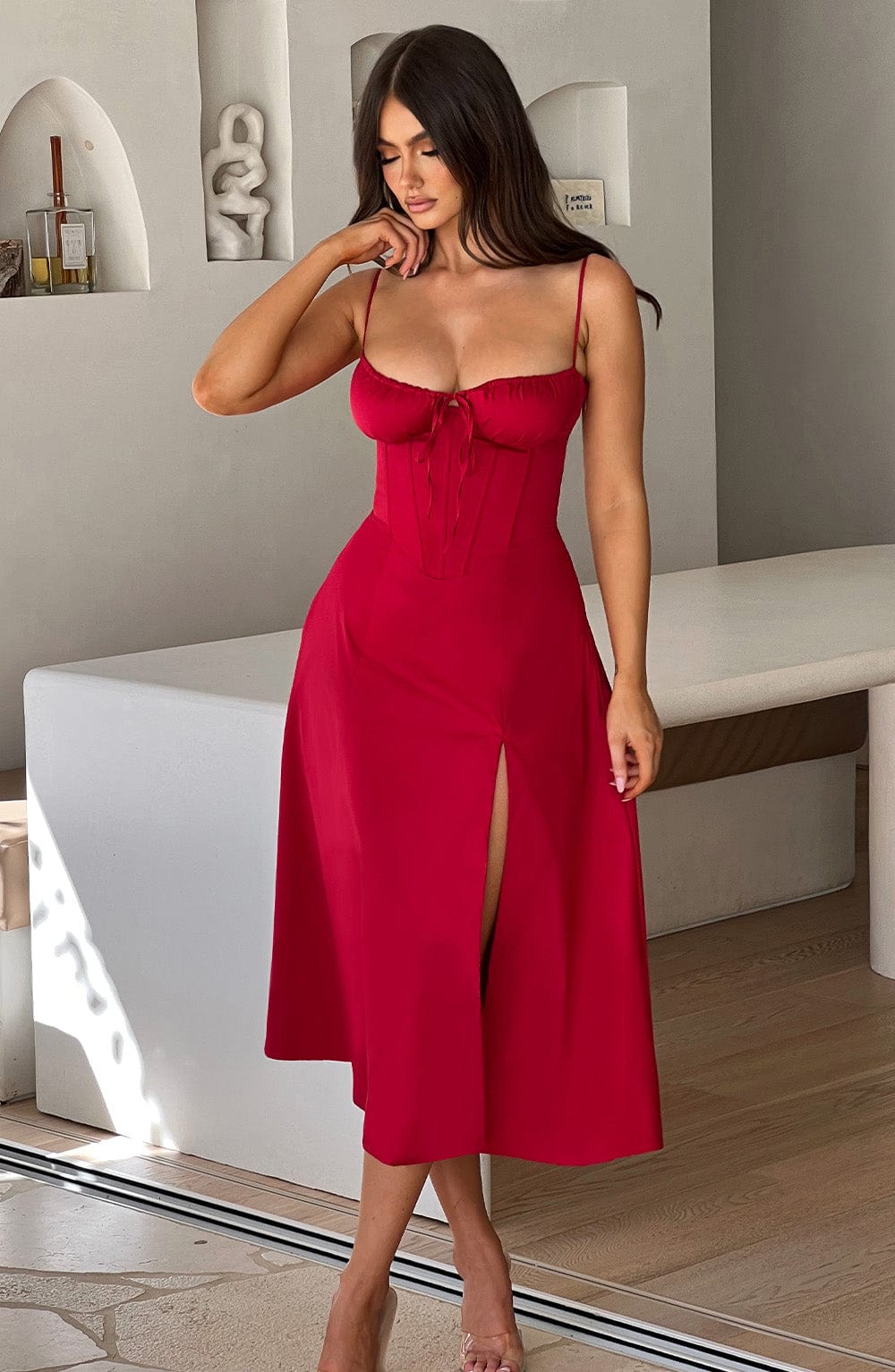 Elegantes Midi-Kleid mit floralen Mustern und Taillierung