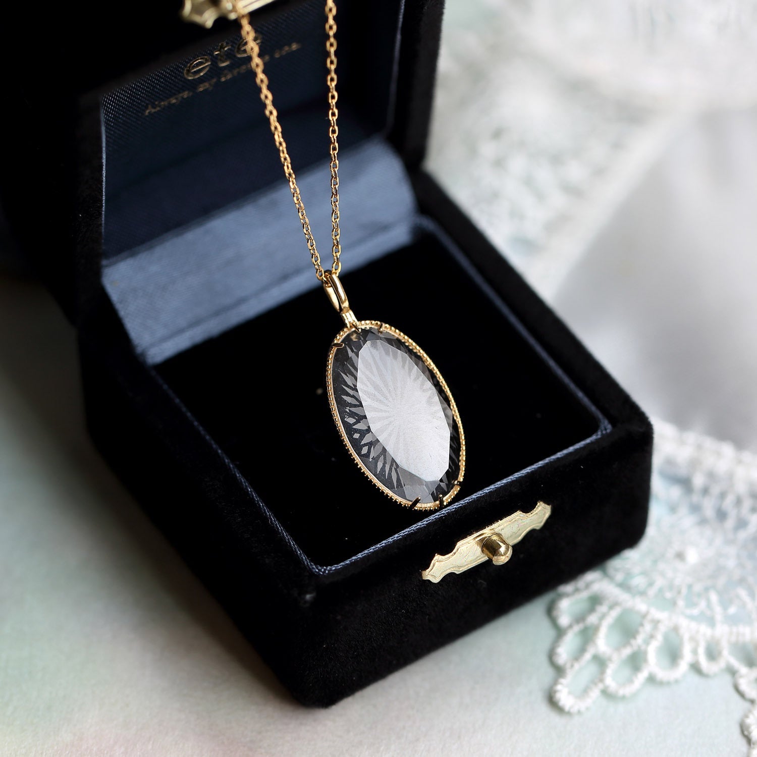 Elegante ovale Kristall - Pendelkette mit funkelndem Design - Reminora