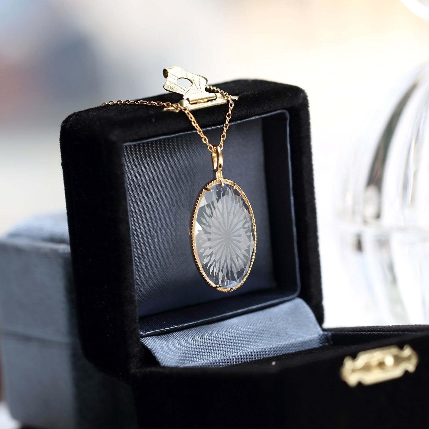 Elegante ovale Kristall - Pendelkette mit funkelndem Design - Reminora