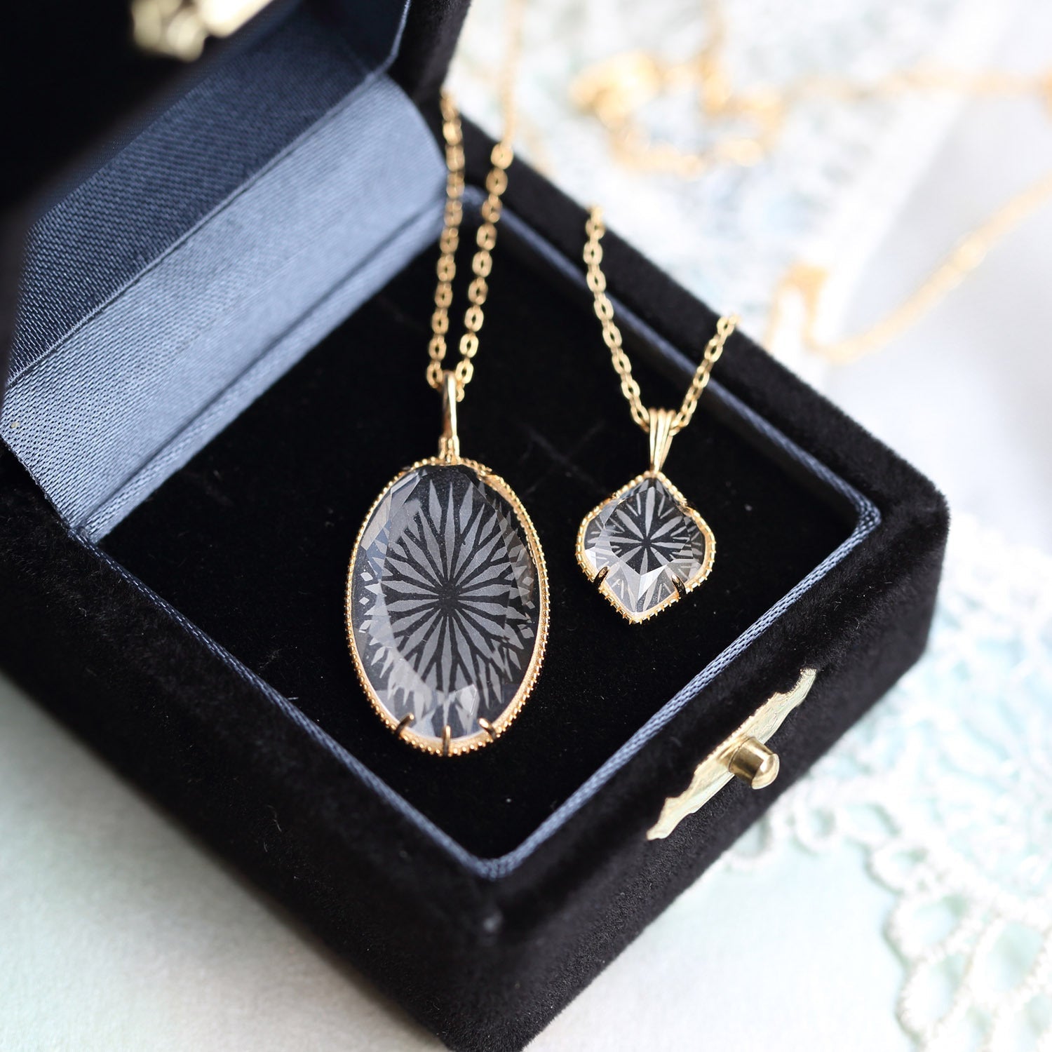 Elegante ovale Kristall - Pendelkette mit funkelndem Design - Reminora
