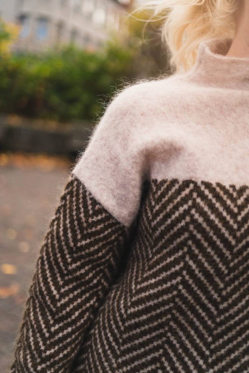 Turtleneck Sweater Women with Chevron Pattern and Contrasts