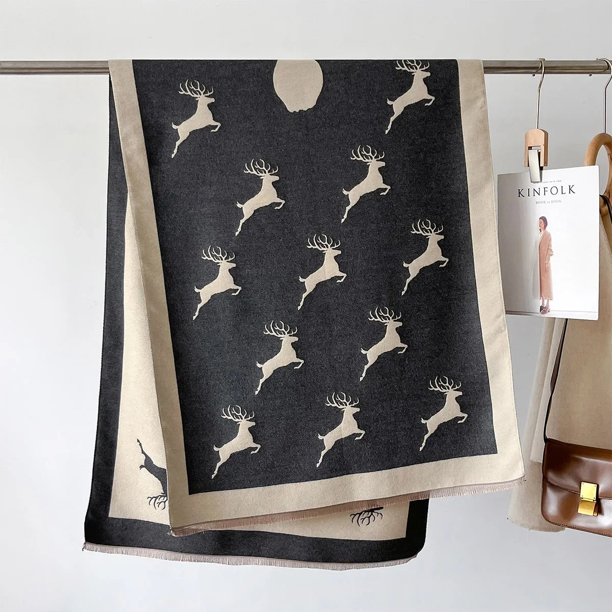 Weihnachtsschal mit Elch - Muster – Warmer, weicher Winterschal für Damen - Reminora