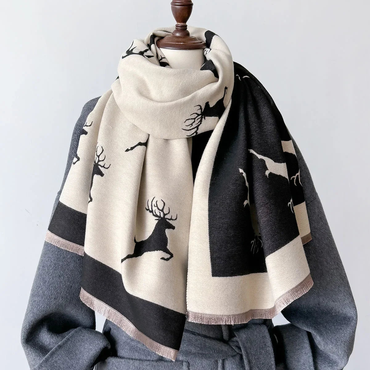 Weihnachtsschal mit Elch - Muster – Warmer, weicher Winterschal für Damen - Reminora