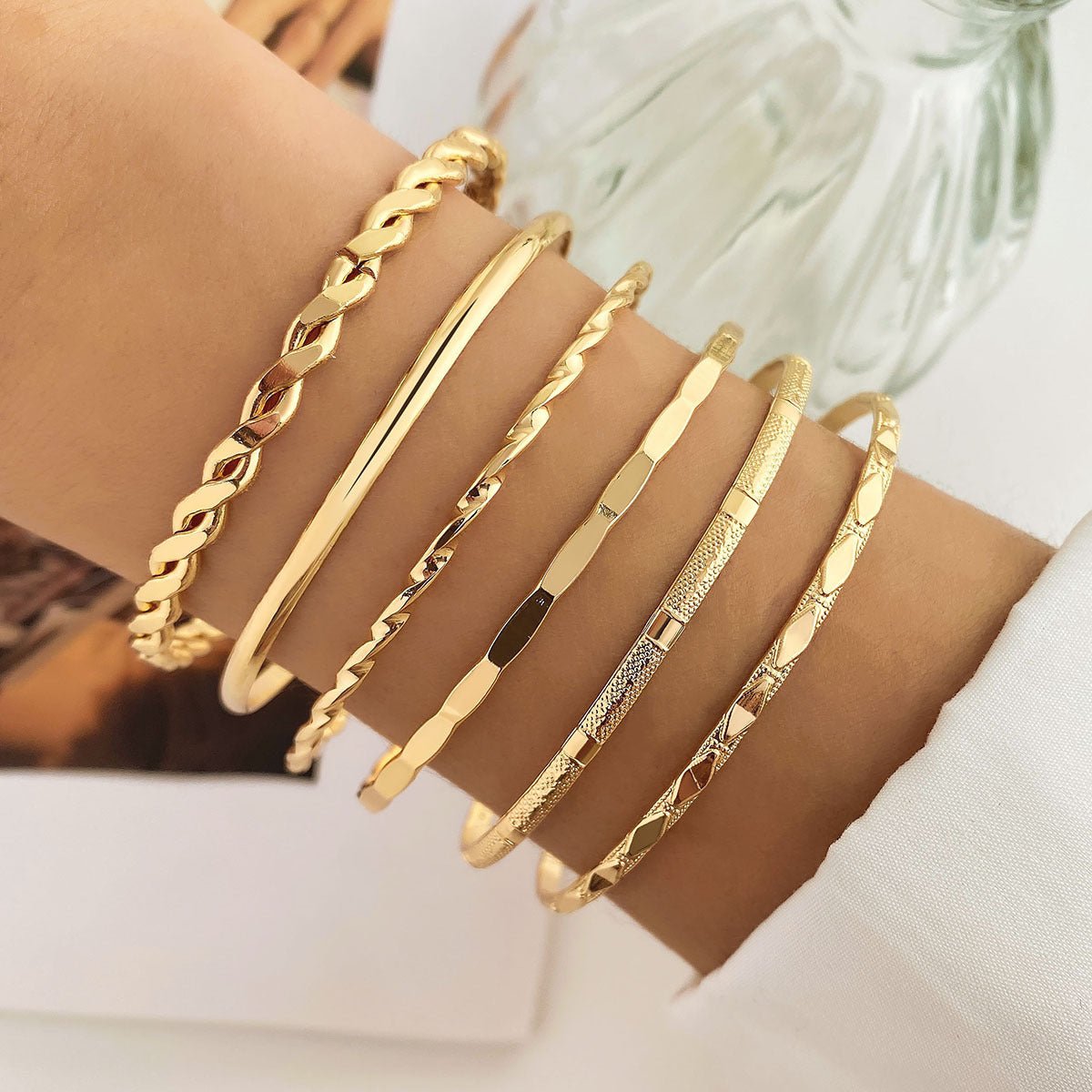 6 - teiliges Armband - Set für Damen – Goldene Armreifen im Twist - Design, handgefertigt mit glänzenden Details, ideal für Alltag und Partys - Reminora