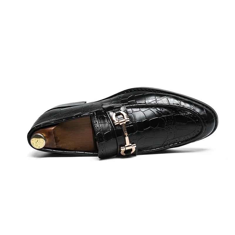 Elegante Herren Loafer aus schwarzem Lackleder – Designer-Slipper mit Metallschnalle & spitzer Zehenform | Business- & Abendmode zum Hineinschlüpfen