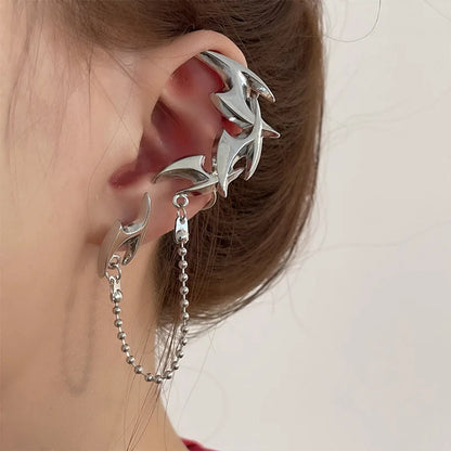 Vintage Punk Ohrclip in Silber mit Dart-Design und unregelmäßigen Quasten – Einteiliger Schmuck für Damen und Herren