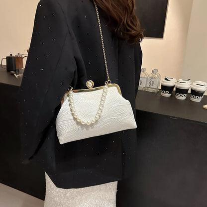 Elegante Seiden-Satin Abendtasche für Frauen mit Muschel-Perlenverschluss – Hochzeits- und Party-Clutch