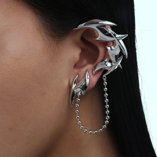 Vintage Punk Ohrclip in Silber mit Dart-Design und unregelmäßigen Quasten – Einteiliger Schmuck für Damen und Herren