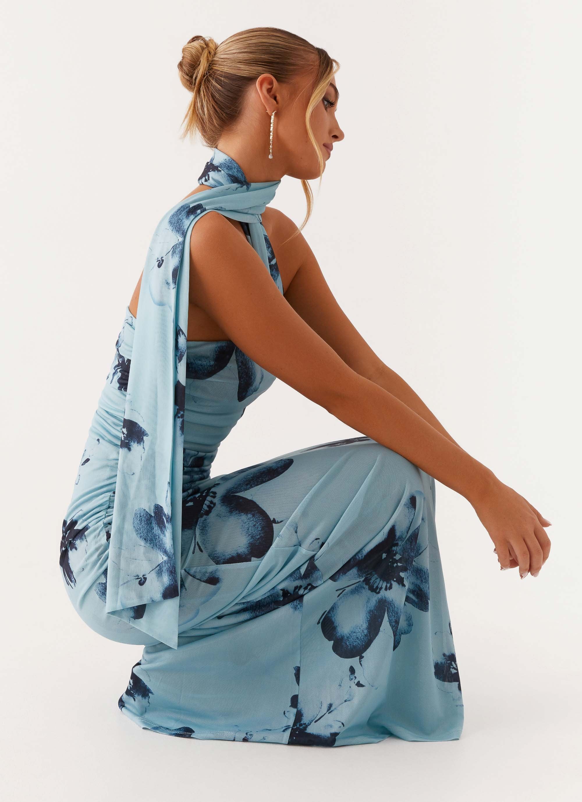 Off-shoulder floral dress long – elegant summer dress with halter neck & figure-hugging cut in blue