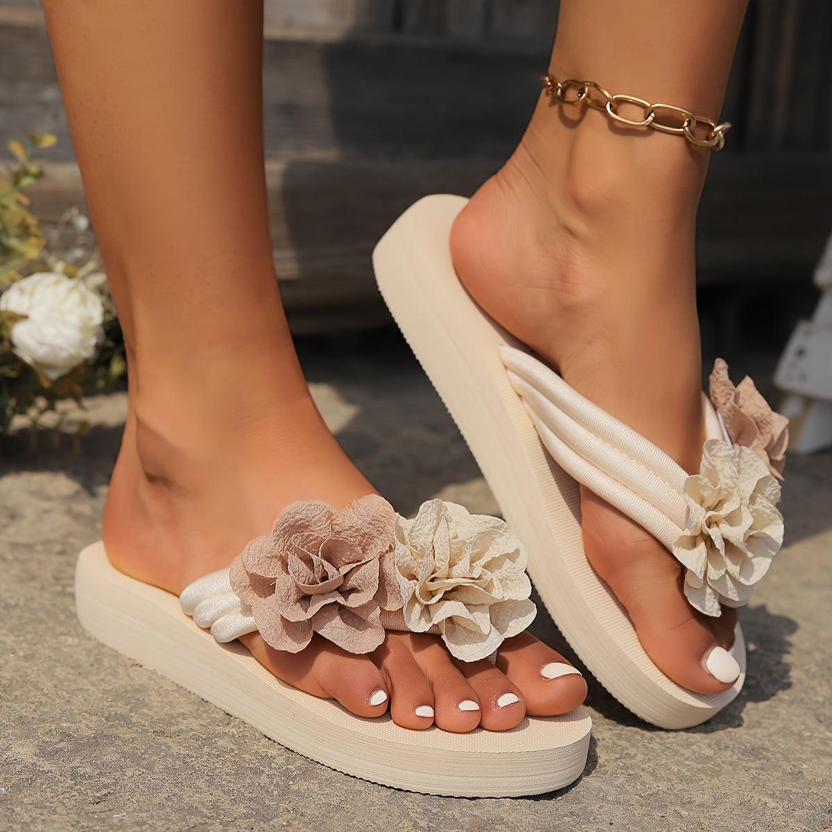 Beige Flip - Flops mit Blumenmuster für stilvolle Sommerlooks - Reminora